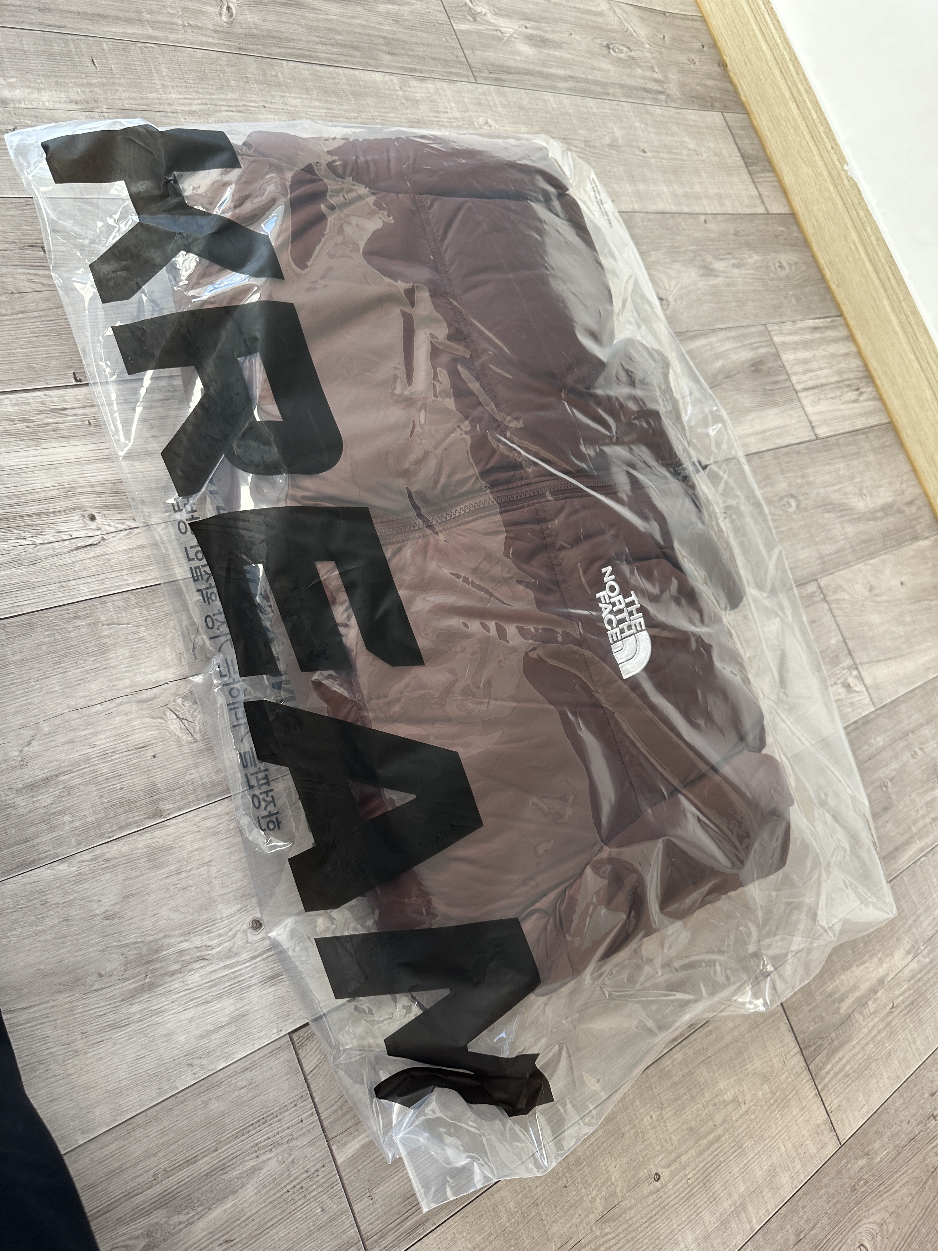 The North Face 1996 Retro Nuptse Jacket Dark Oak 착용 스타일