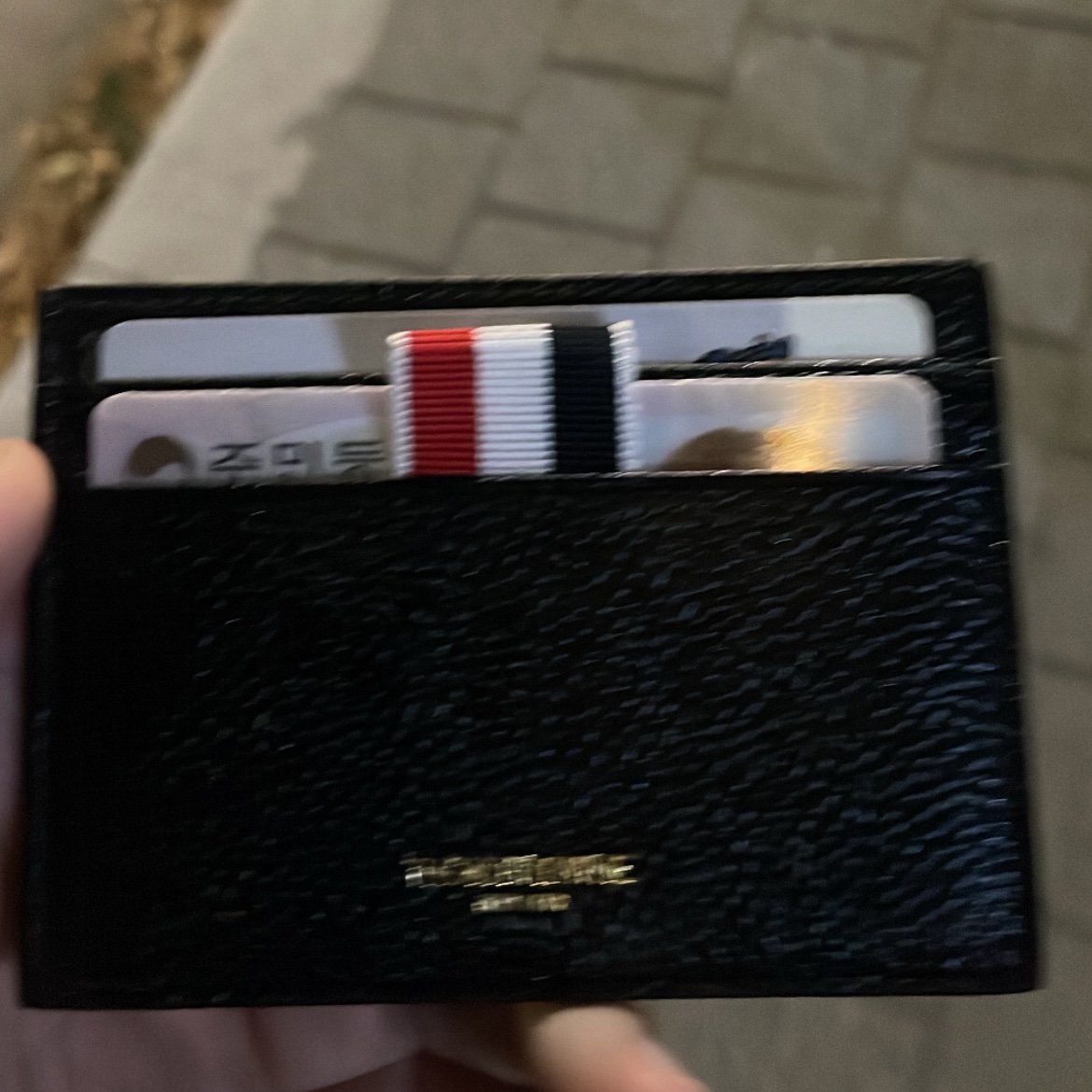 Thom Browne Pebble Grain Leather Stripe Single Card Holder Black 착용 스타일