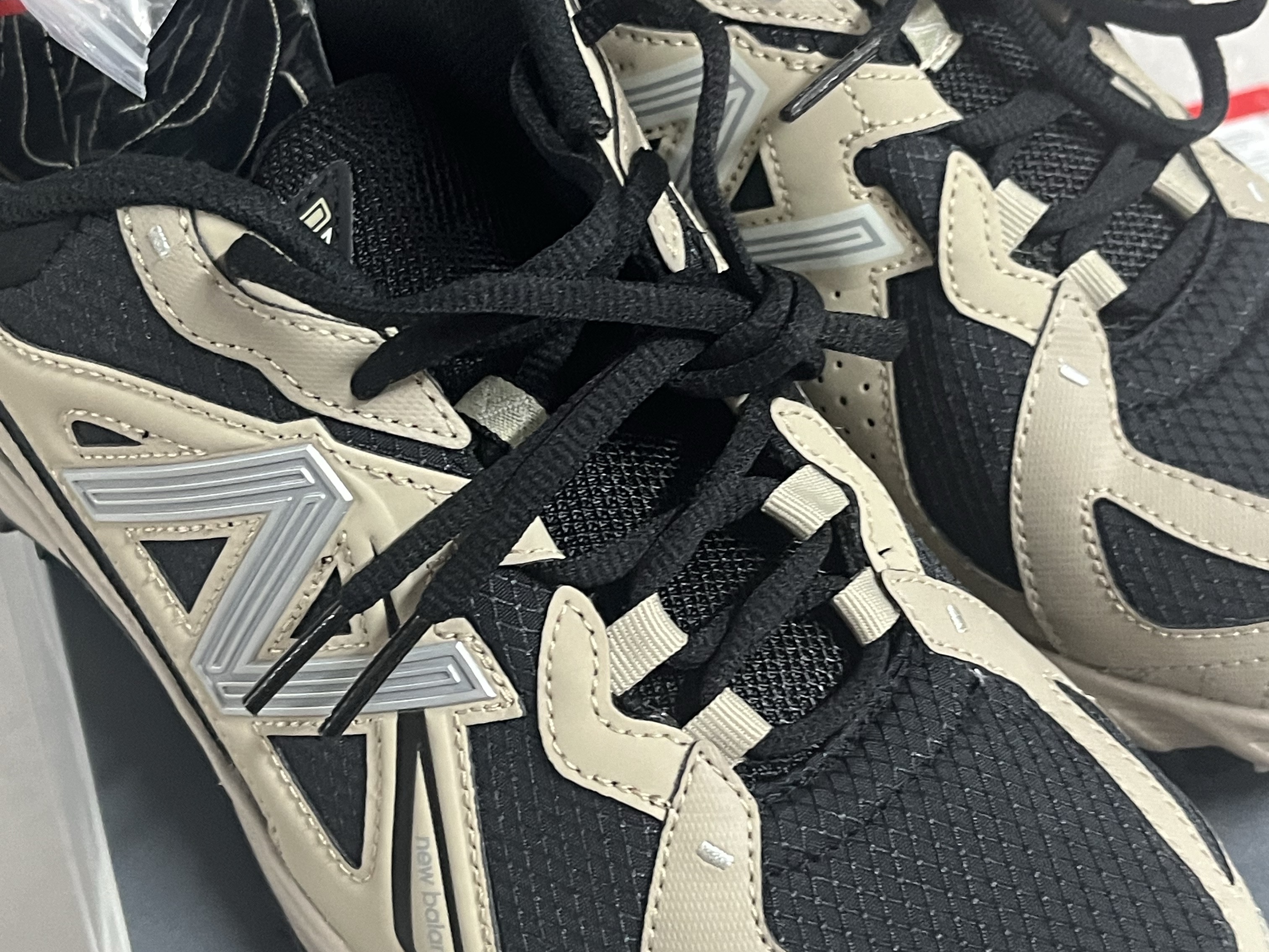 New Balance ML610T Aluminum Black - D Standard 착용 스타일