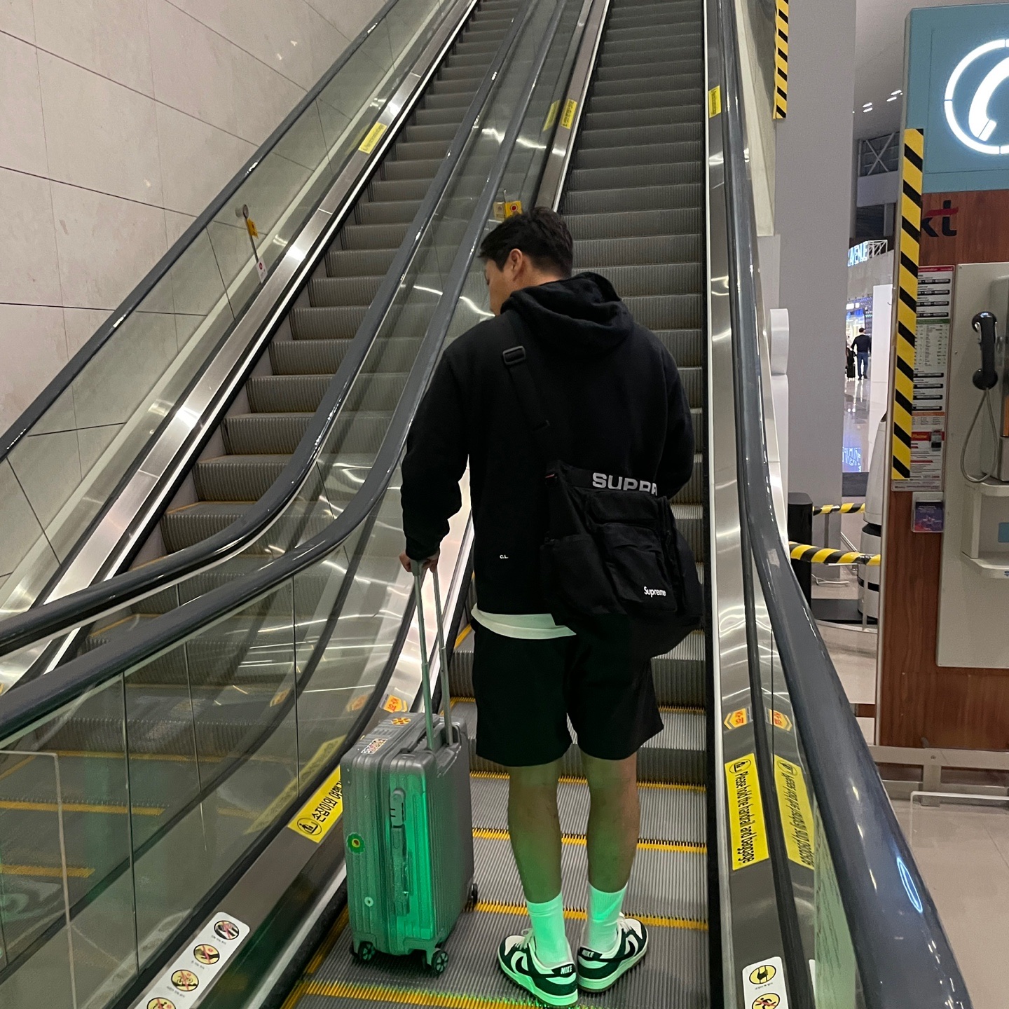 Supreme Field Messenger Bag Black - 23SS, (W) Nike Dunk Low Pro Green Black 착용 스타일 - 4