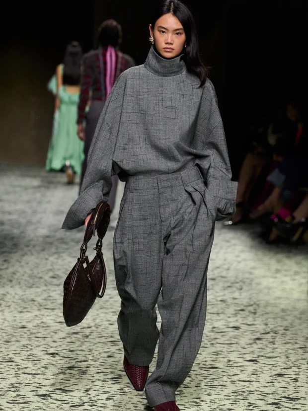 Bottega Veneta Medium Gemelli Bag Black, Bottega Veneta Small Gemelli Bag White 착용 스타일 - 4