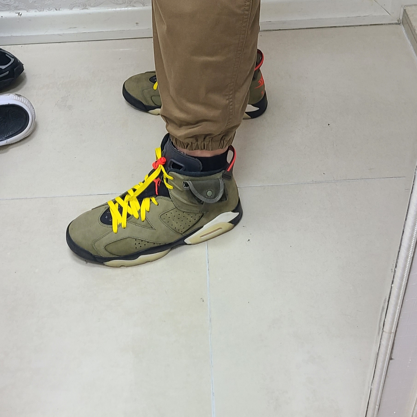 Jordan 6 x Travis Scott Retro Olive 착용 스타일