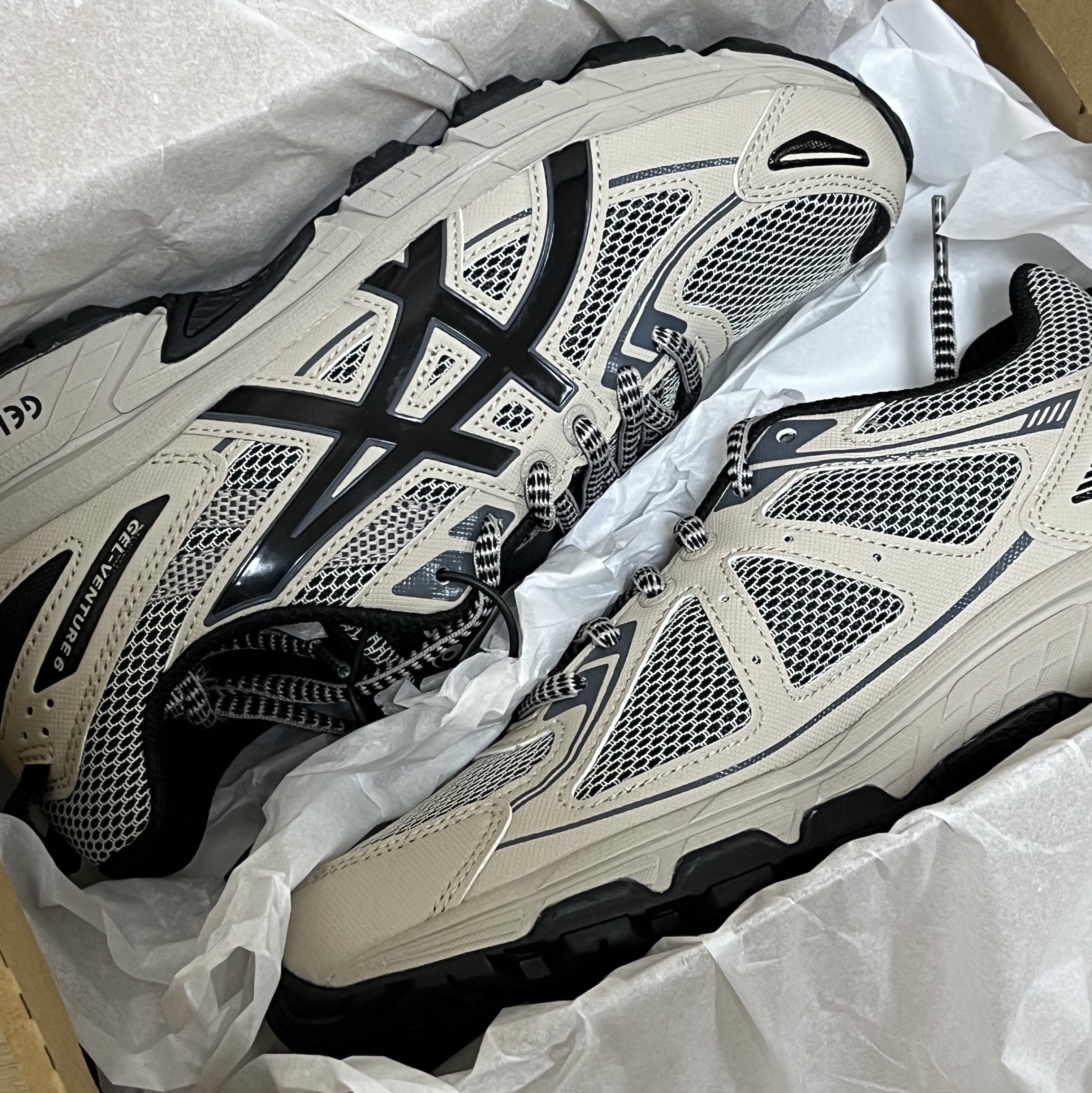 Asics Gel-Venture 6 Feather Grey Black 착용 스타일