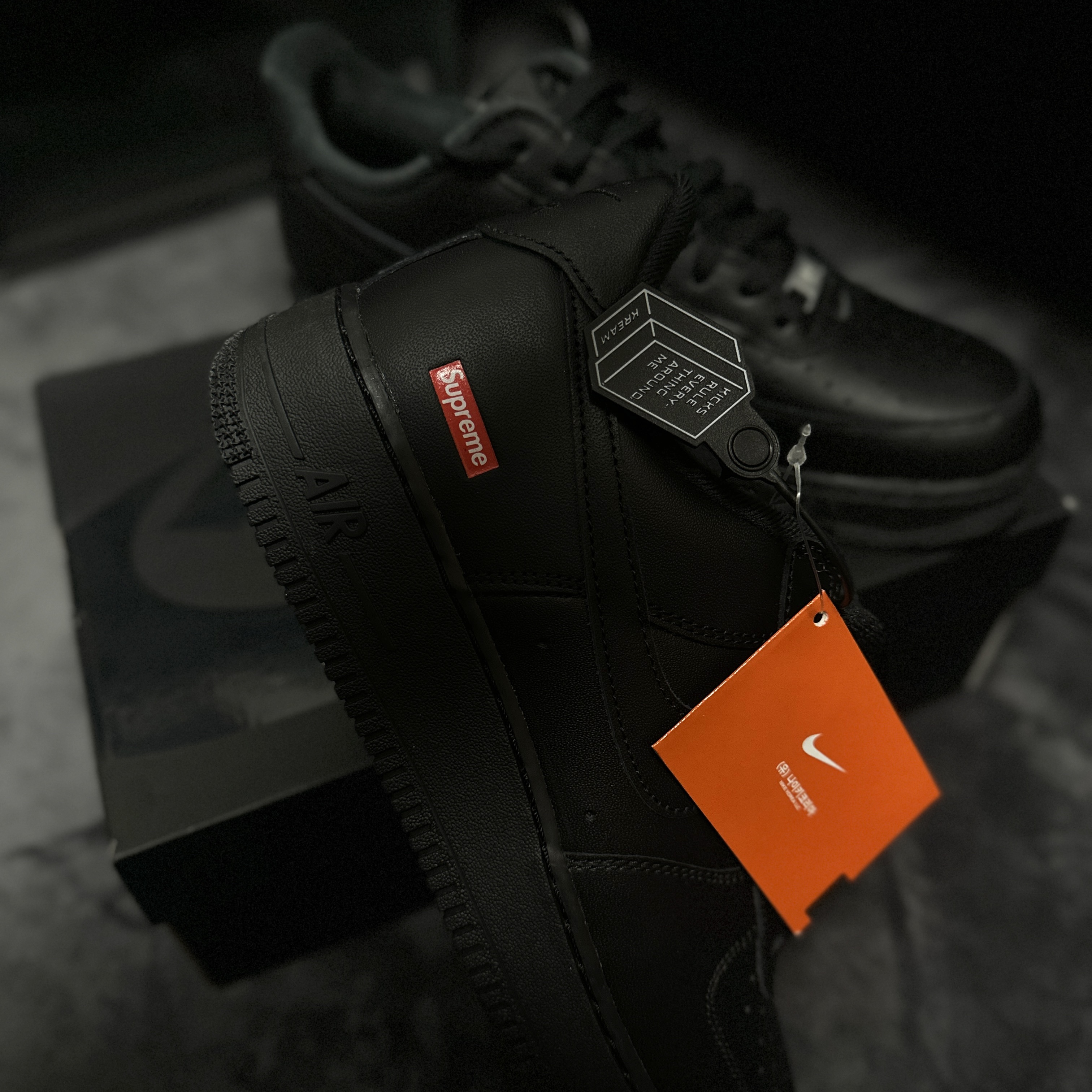Nike x Supreme Air Force 1 Low Black, Nike x Supreme Air Force 1 Low Flax 착용 스타일 - 1