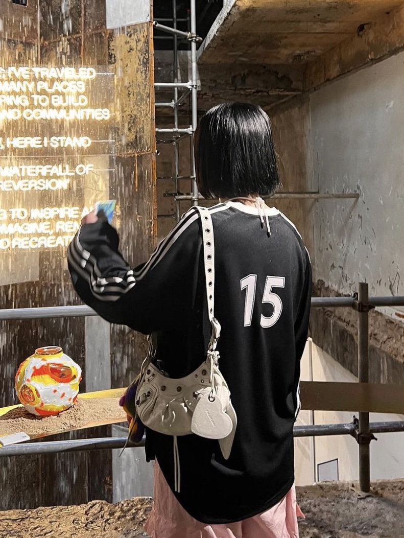 Balenciaga Arena Lambskin Le Cagole XS Shoulder Bag White 착용 스타일