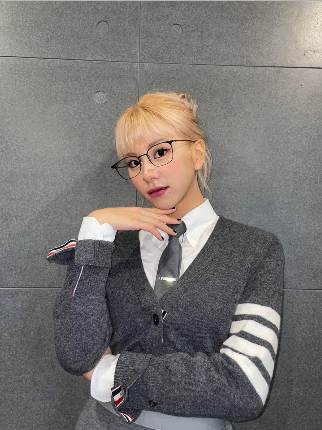 Thom Browne Milano Stitch 4-Bar Cardigan Medium Grey, (W) Thom Browne Sustainable Fine Merino Wool 4-Bar Relaxed Fit V-Neck Cardigan Navy 착용 스타일 - 2