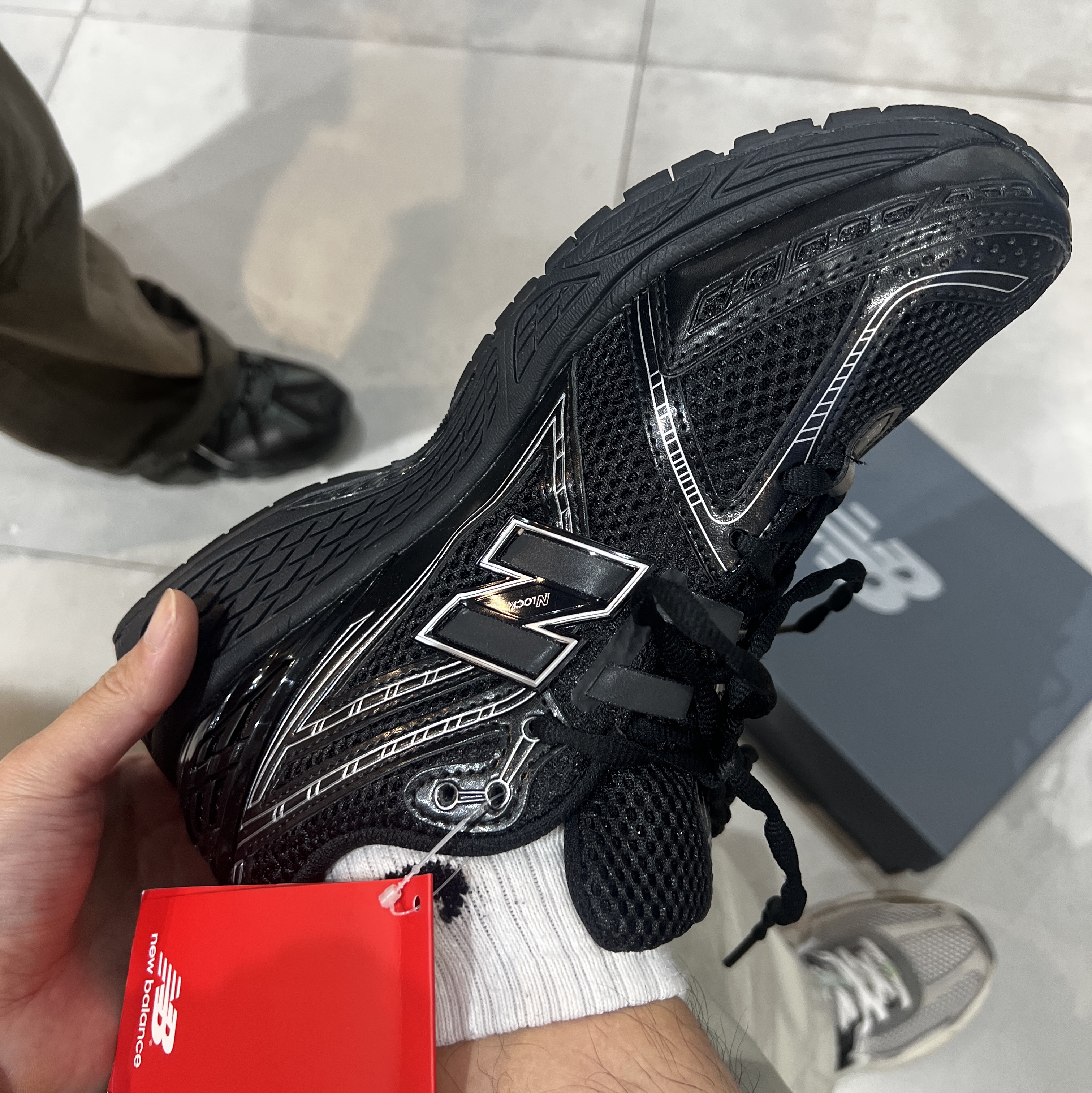 New Balance 1906R Black Silver Metallic 착용 스타일 - 2