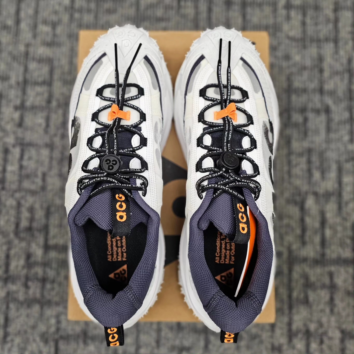 Nike ACG Mountain Fly 2 Low Summit White and Bright Mandarin 착용 스타일 - 3