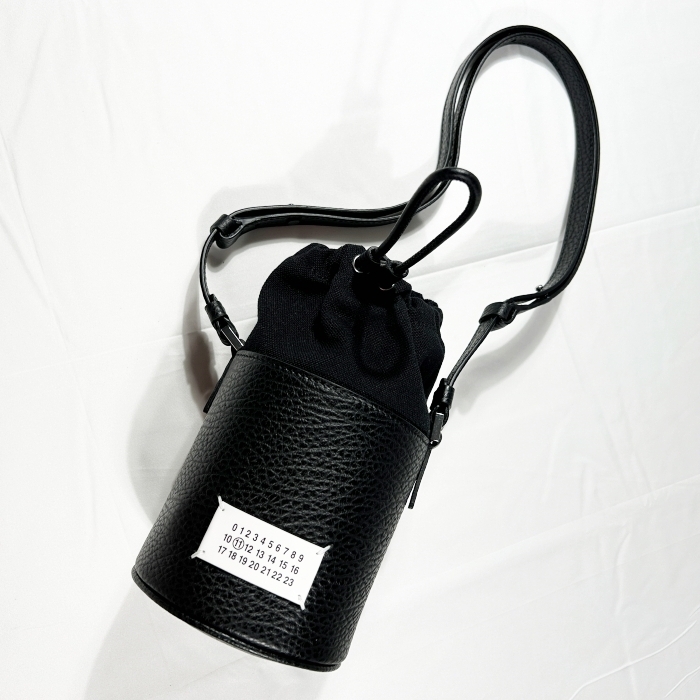 Maison Margiela 5AC Mini Bucket Bag Black 착용 스타일 - 1