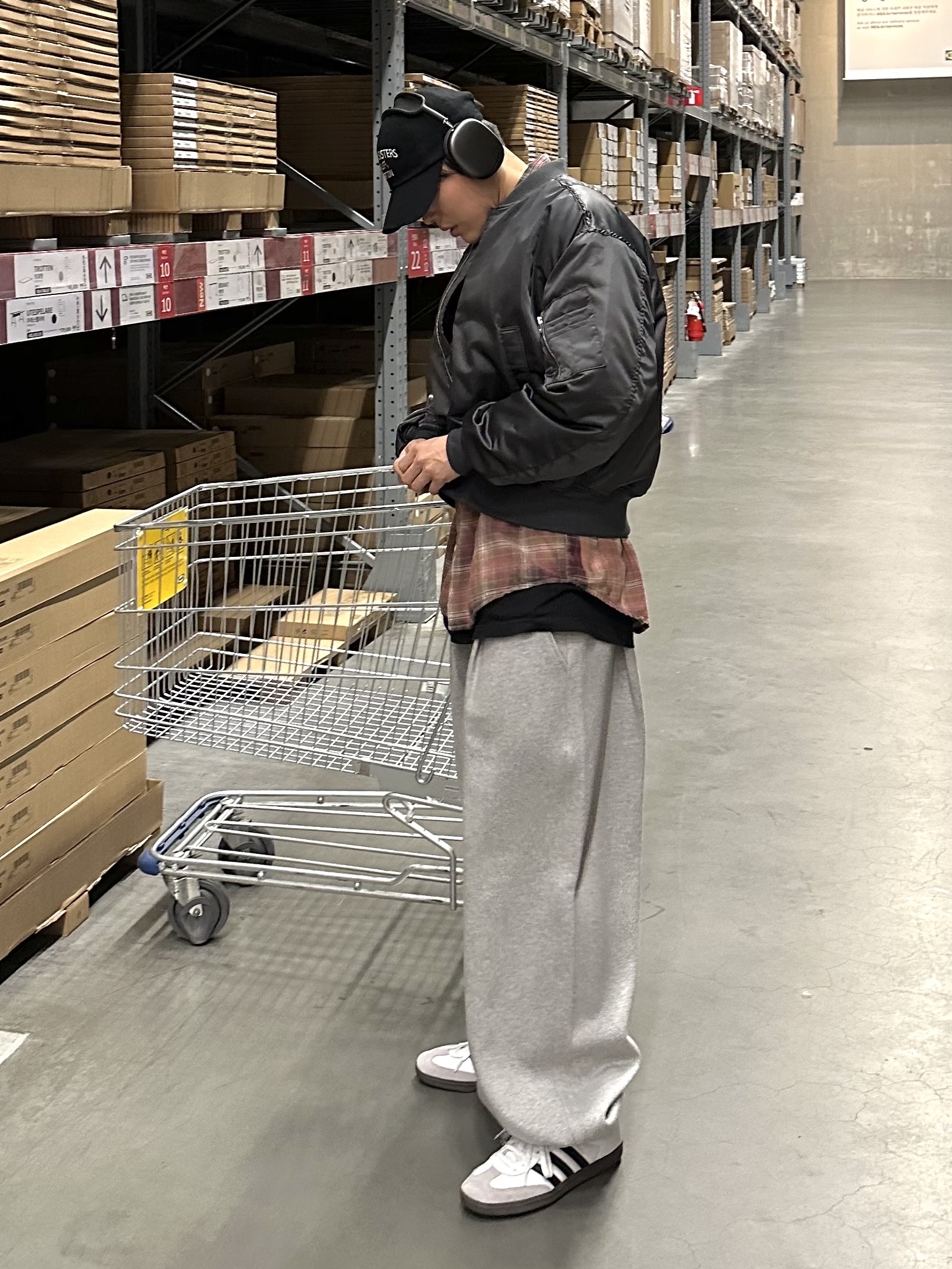 Adidas Samba OG Cloud White, Apple AirPods Max Lightning Space Gray (Korean Ver.) 착용 스타일 - 4