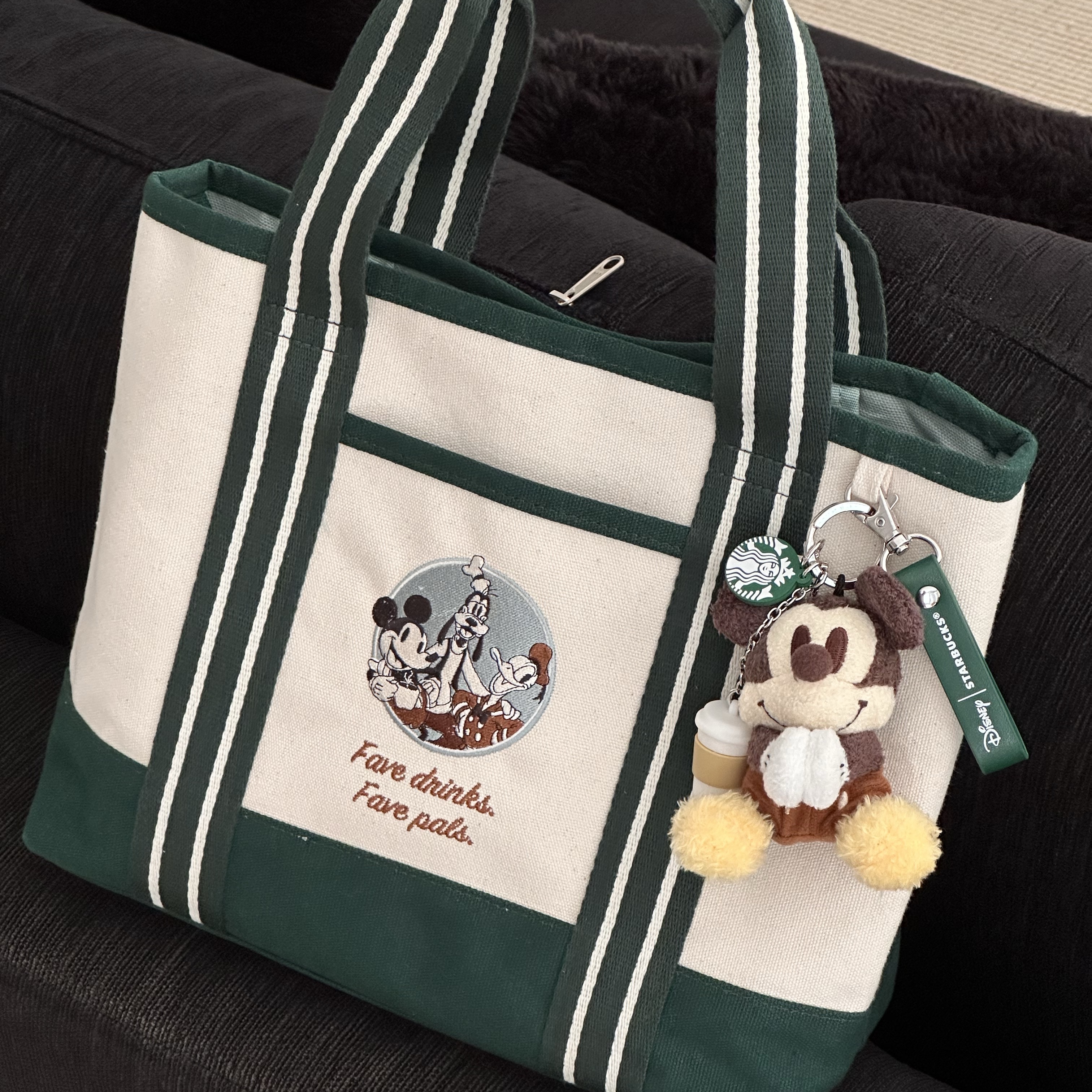 Starbucks Autumn Disney Joyful Mickey Keychain 착용 스타일
