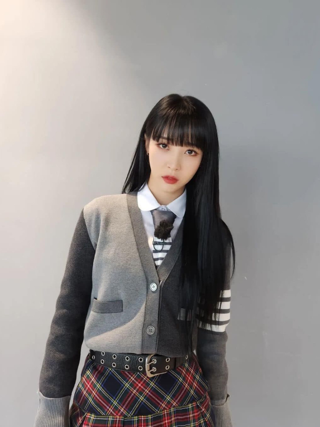 Thom Browne Milano Stitch 4-Bar Cardigan Medium Grey, (W) Thom Browne Sustainable Fine Merino Wool 4-Bar Relaxed Fit V-Neck Cardigan Navy 착용 스타일 - 5