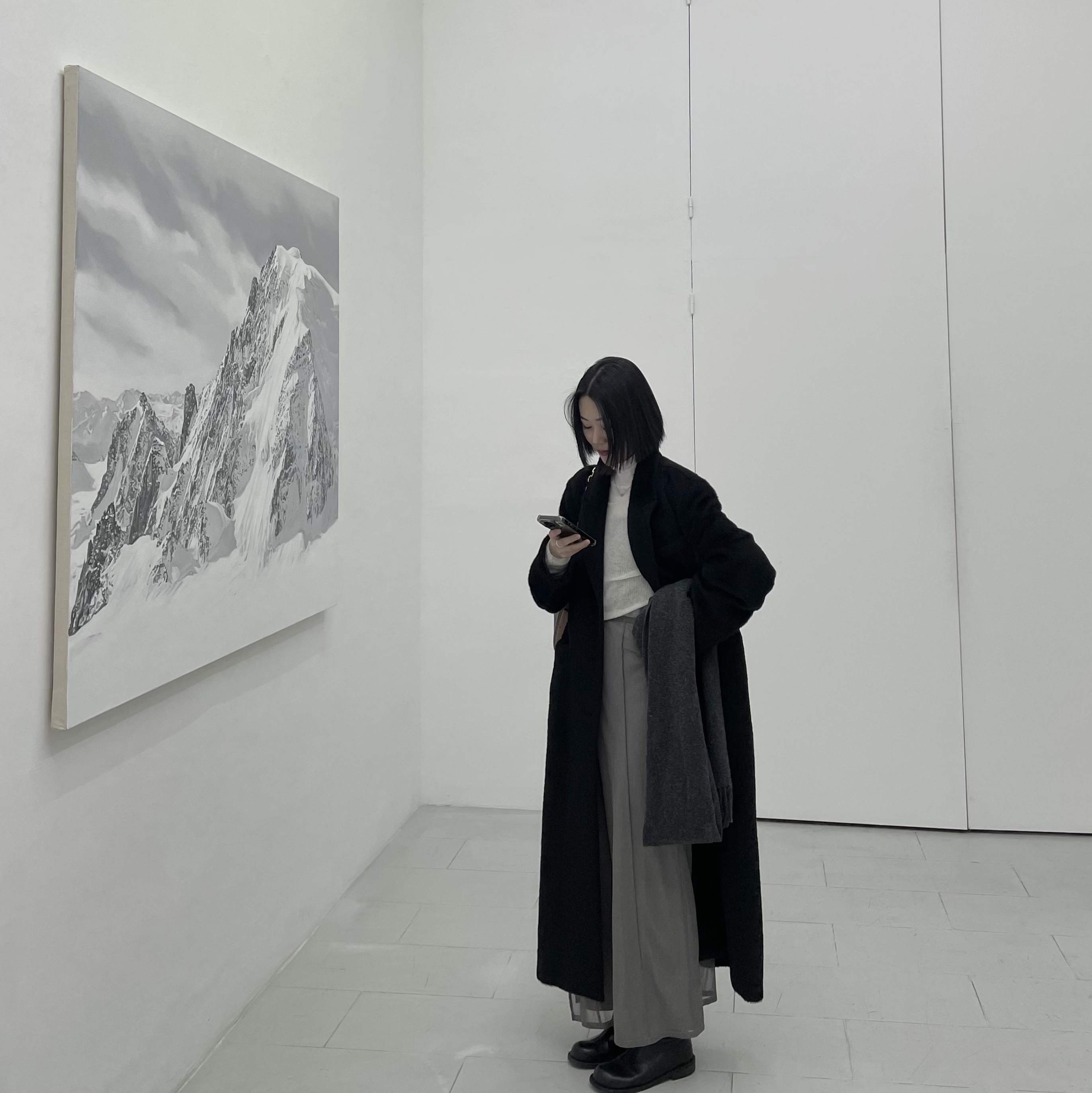 Toteme Classic Wool Muffler Dark Grey Melange 착용 스타일