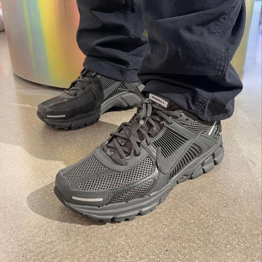 Nike Zoom Vomero 5 SP Anthracite 2023 착용 스타일 - 1