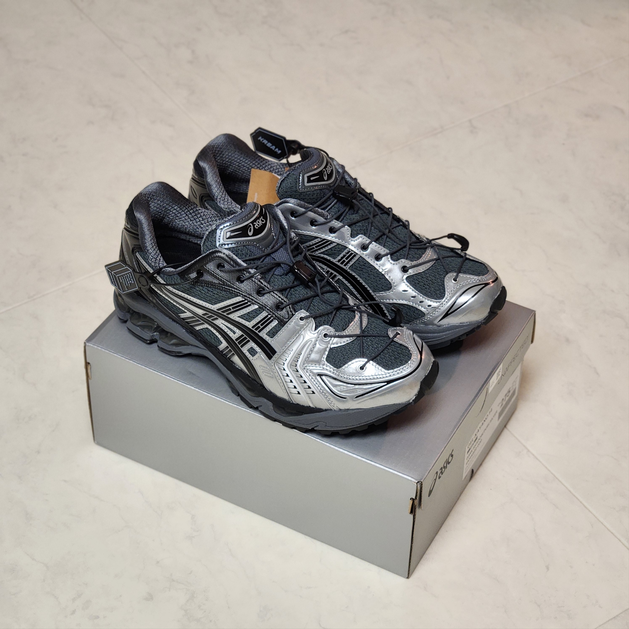 Asics x Unaffected Gel-Kayano 14 Silver Moon 착용 스타일 - 3