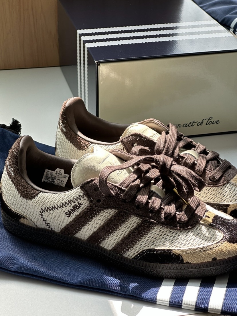 Adidas x Notitle. Samba OG Cow Print 착용 스타일 - 1