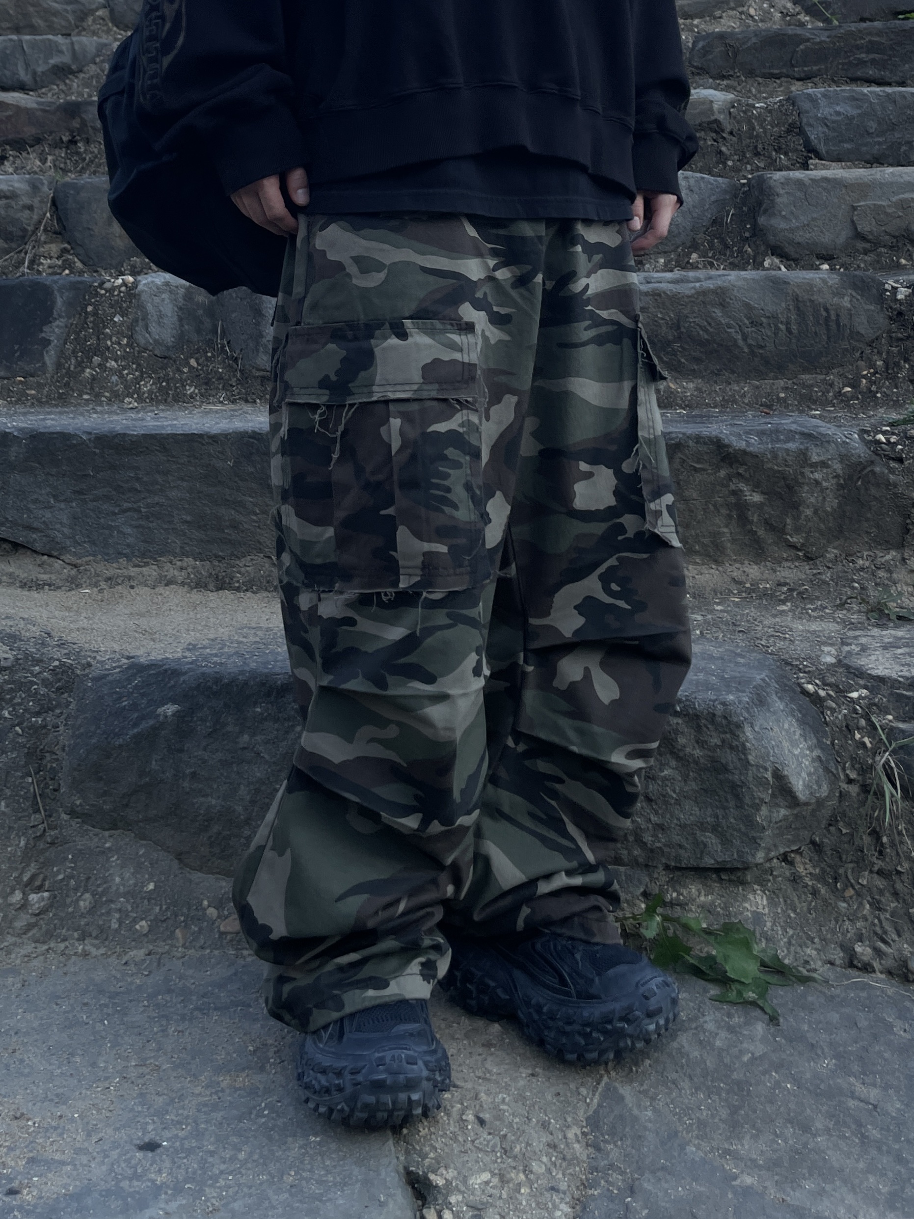 Balenciaga Defender Sneakers Black, Yeezy Gap Engineered By Balenciaga Flame Cap Black 착용 스타일 - 3