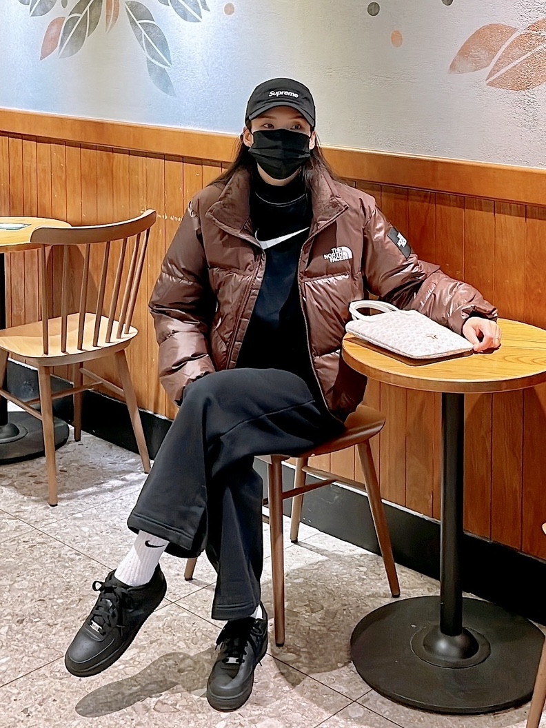 (W) Nike Air Force 1 '07 Low Triple Black, (W) Nike NSW Phoenix Fleece High Waisted Wide Leg Sweatpants Black - US/EU 착용 스타일 - 1