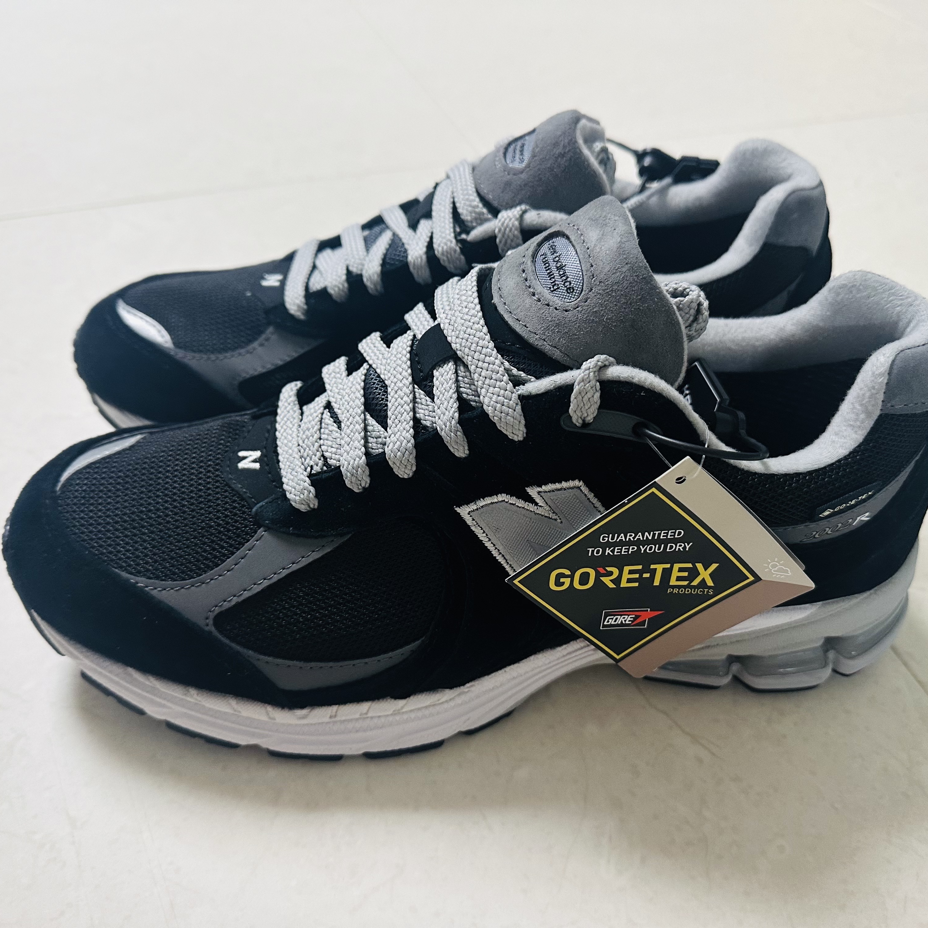 New Balance 2002R Gore-Tex Black Silver Metalic 착용 스타일 - 1