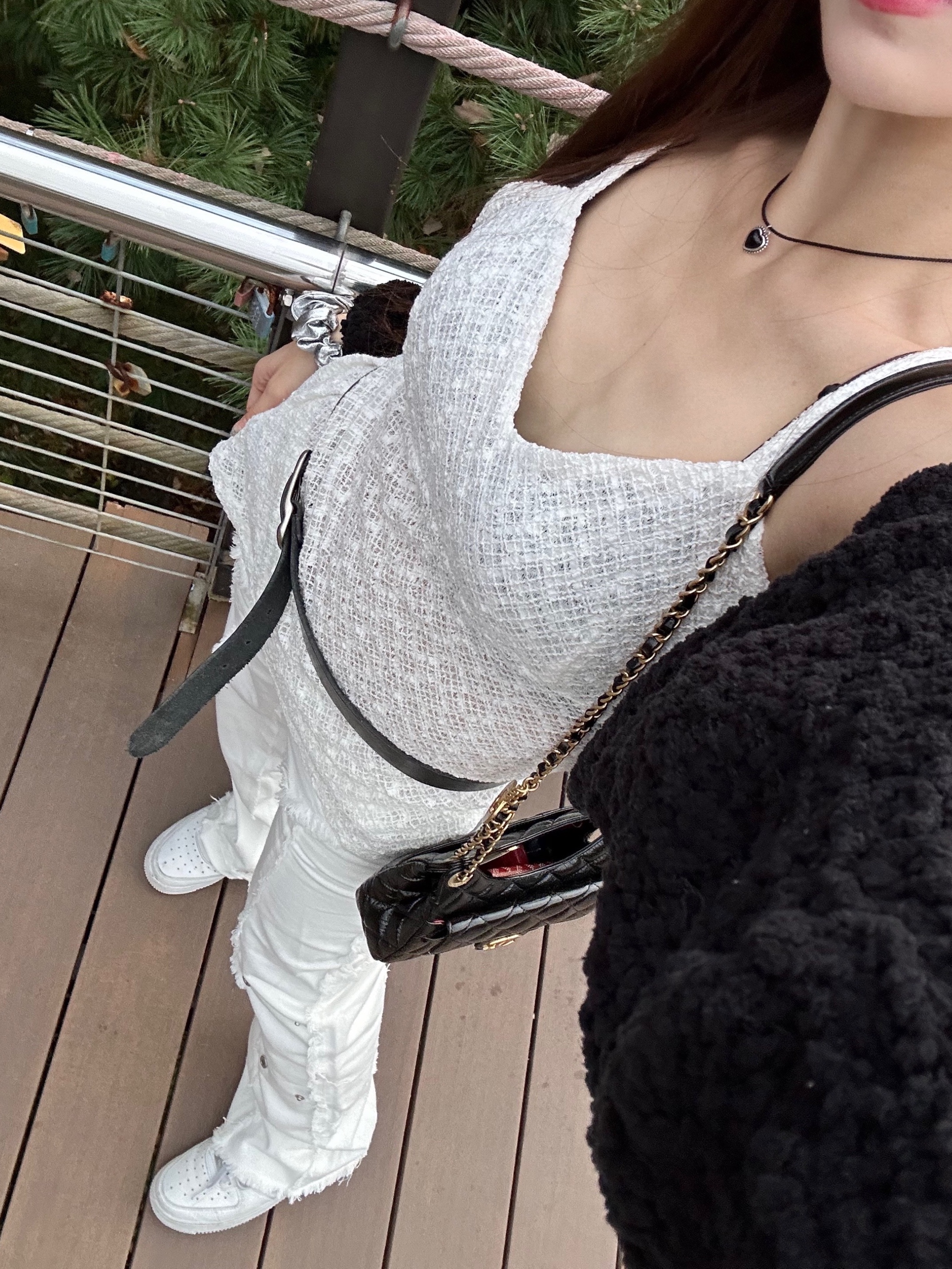 Chanel Hobo Bag Shiny Crumpled Calfskin & Gold Black, Chanel Hobo Bag Calfskin & Gold Black 착용 스타일 - 2