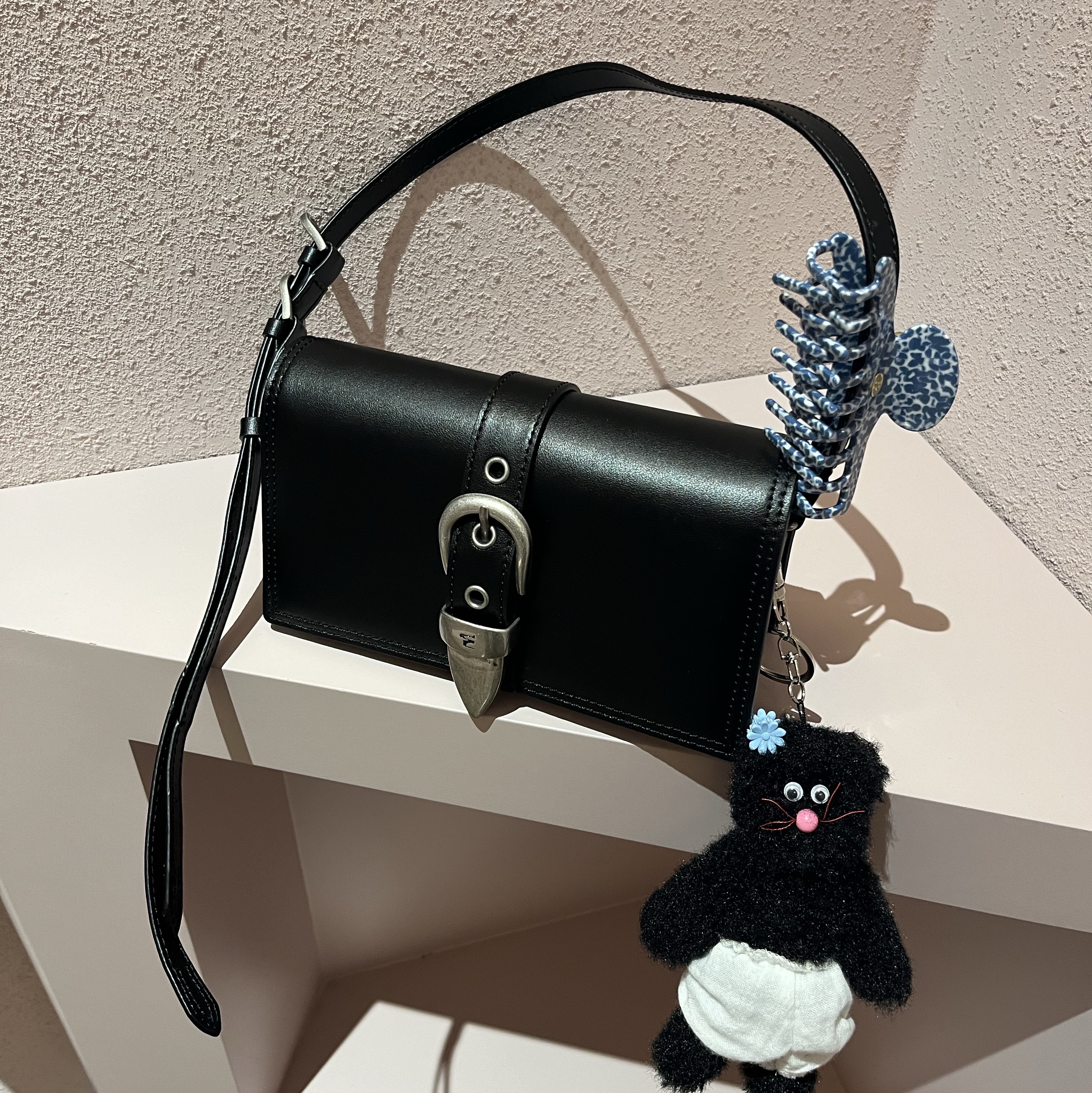 Monamhee Beulpingi Keyring with White Pants Black 착용 스타일 - 3
