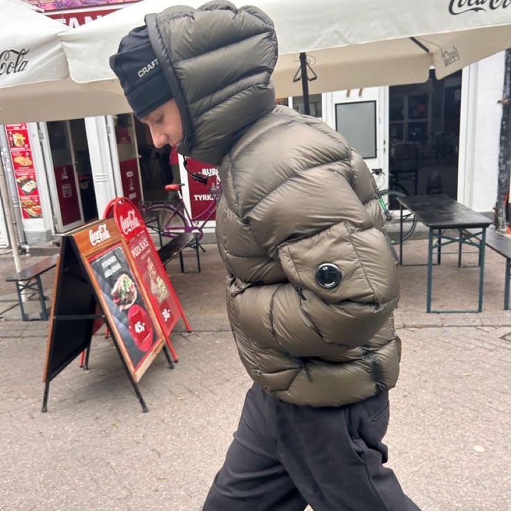 C.P. Company D.D Shell Hooded Quilted Down Jacket Olive Night - 23FW, Prada Tessuto Nylon Massenger Bag Black 착용 스타일 - 2