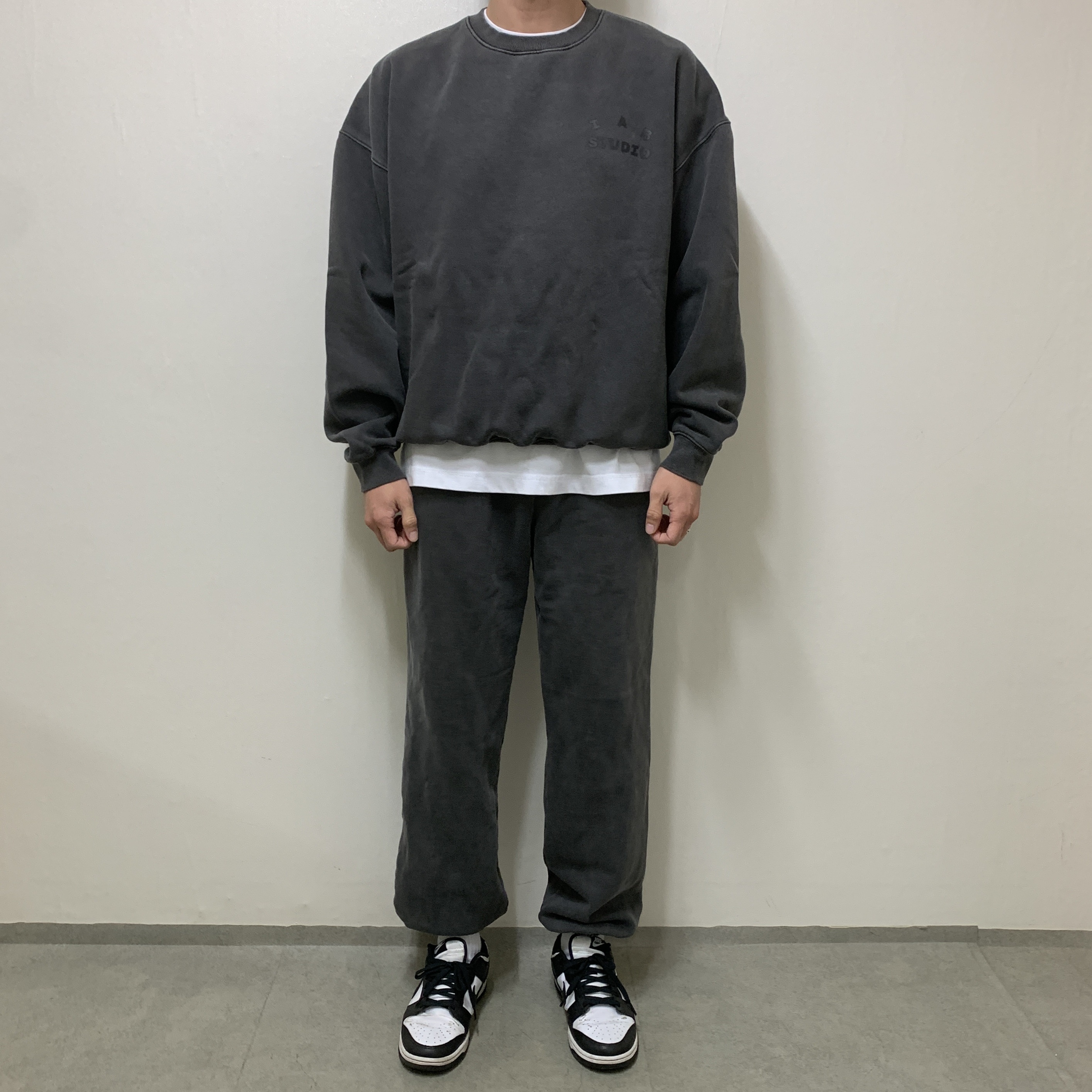 Nike Dunk Low Retro Black, IAB Studio Pigment Sweatshirt & Mini Bag Black 착용 스타일 - 1