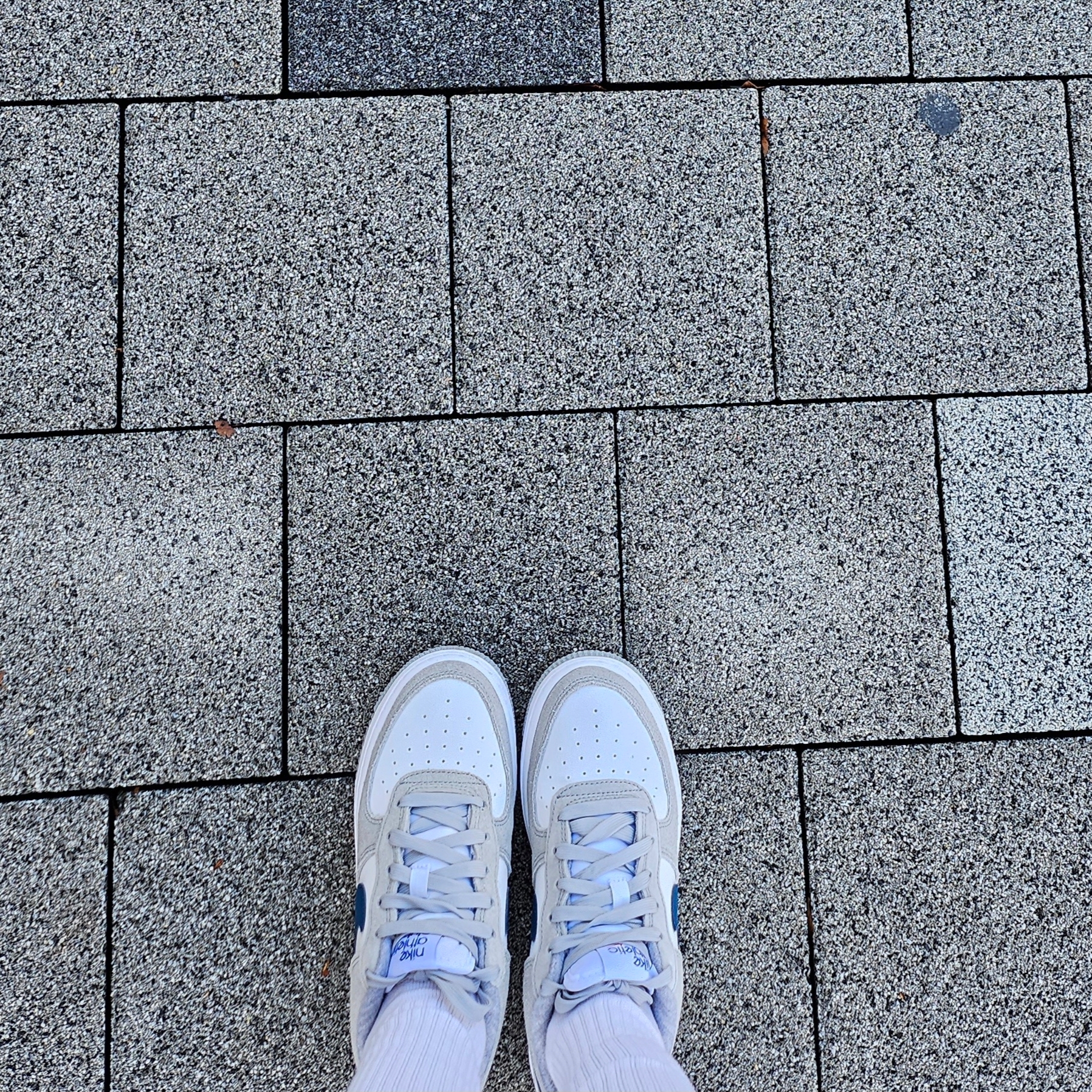 (GS) Nike Air Force 1 LV8 Athletic Club Light Smoke Grey Marina 착용 스타일