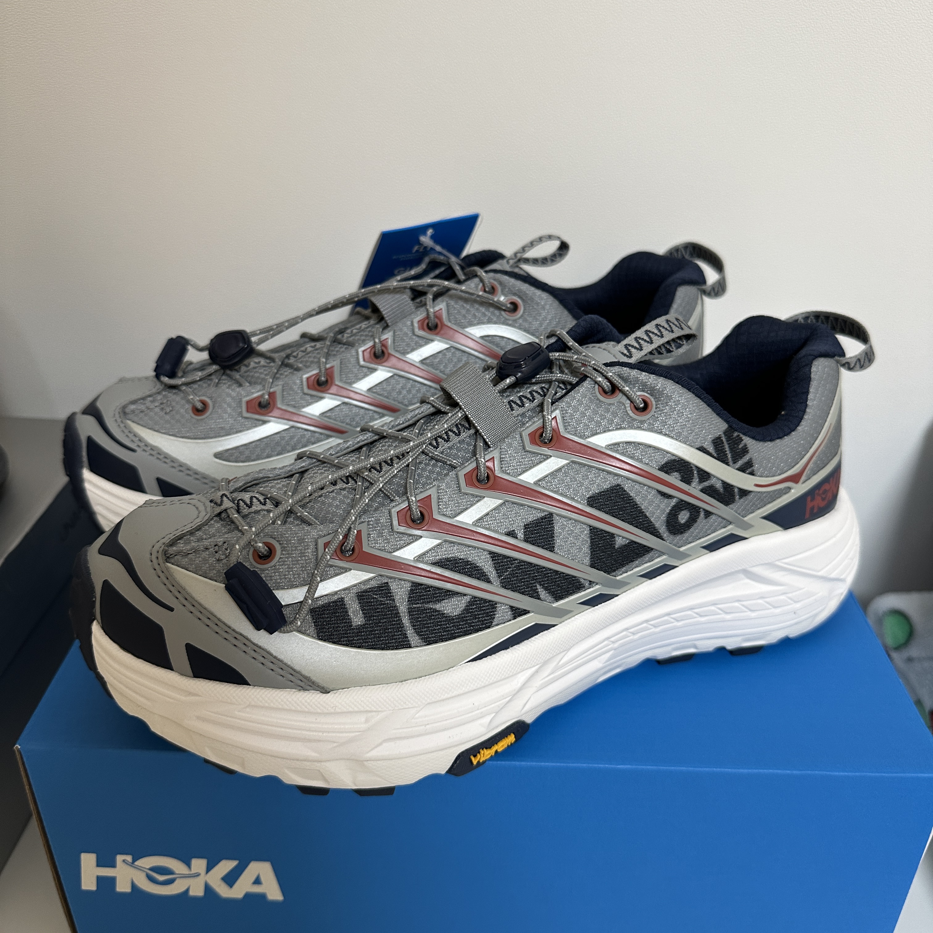 Hoka Mafate Three 2 Limestone Outer Space 착용 스타일
