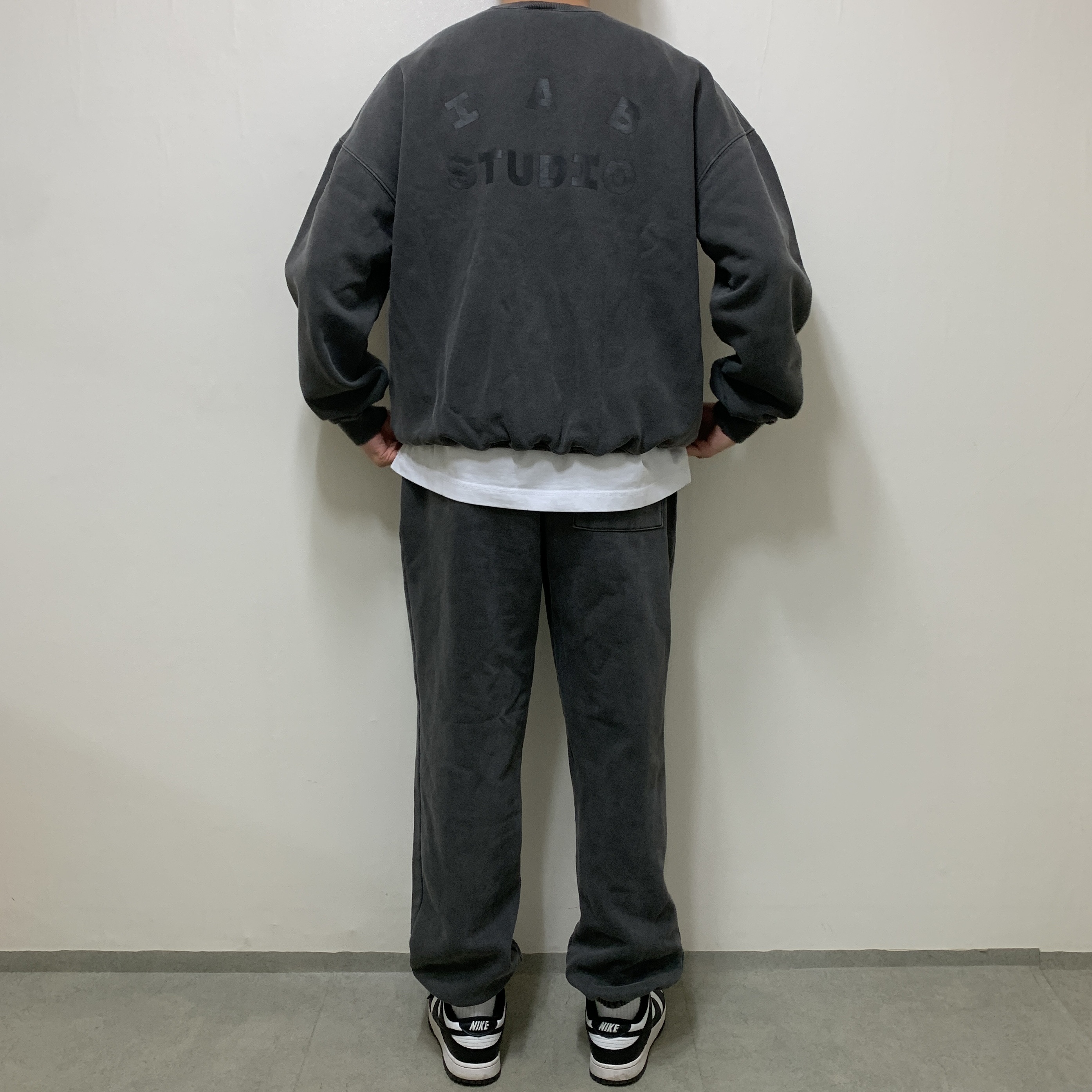 Nike Dunk Low Retro Black, IAB Studio Pigment Sweatshirt & Mini Bag Black 착용 스타일 - 3