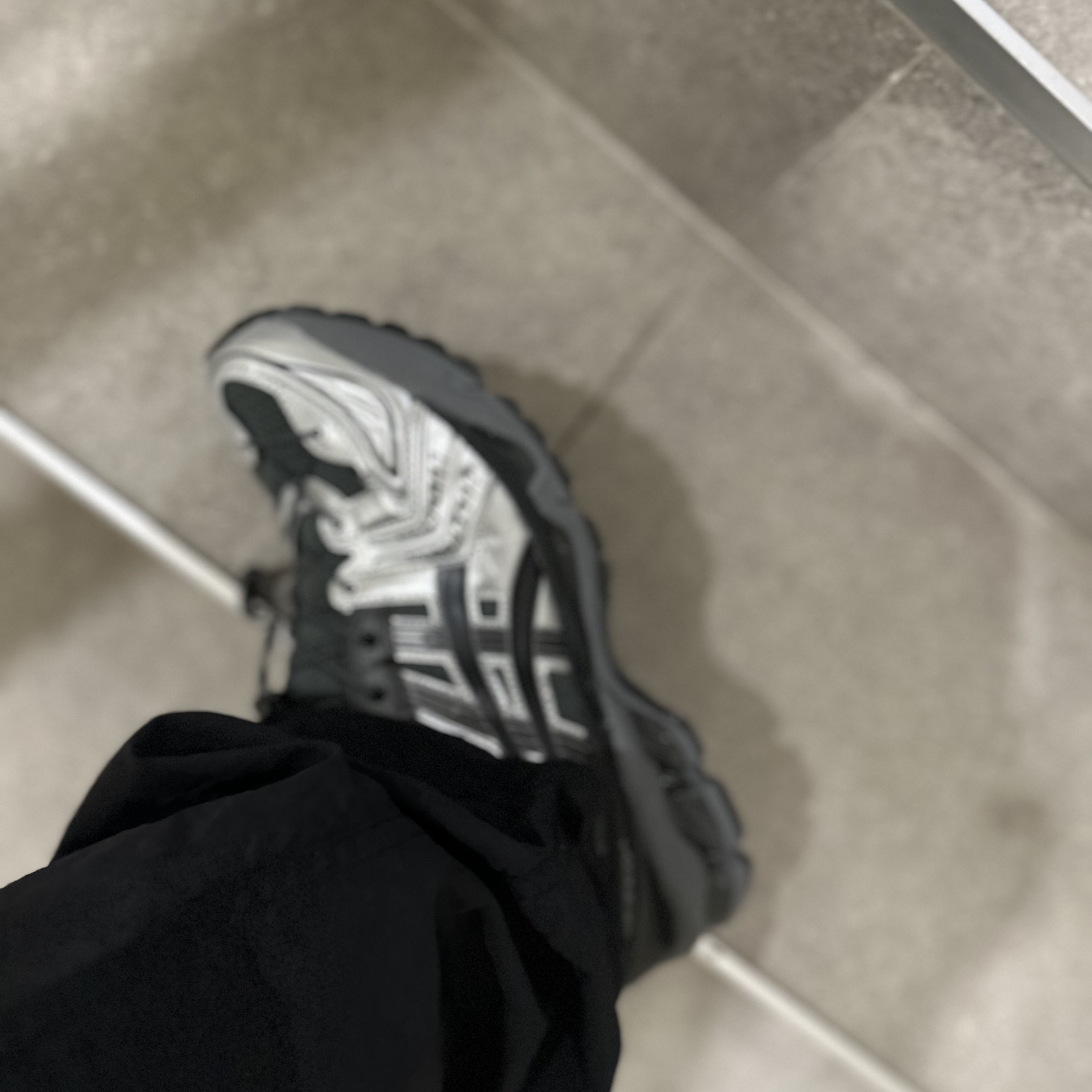Asics x Unaffected Gel-Kayano 14 Silver Moon 착용 스타일 - 3