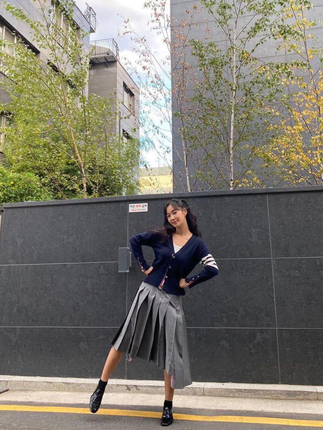 Thom Browne Milano Stitch 4-Bar Cardigan Medium Grey, (W) Thom Browne Sustainable Fine Merino Wool 4-Bar Relaxed Fit V-Neck Cardigan Navy 착용 스타일 - 4