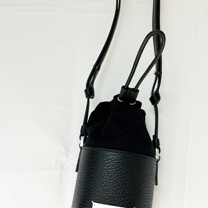 Maison Margiela 5AC Mini Bucket Bag Black 착용 스타일 - 5