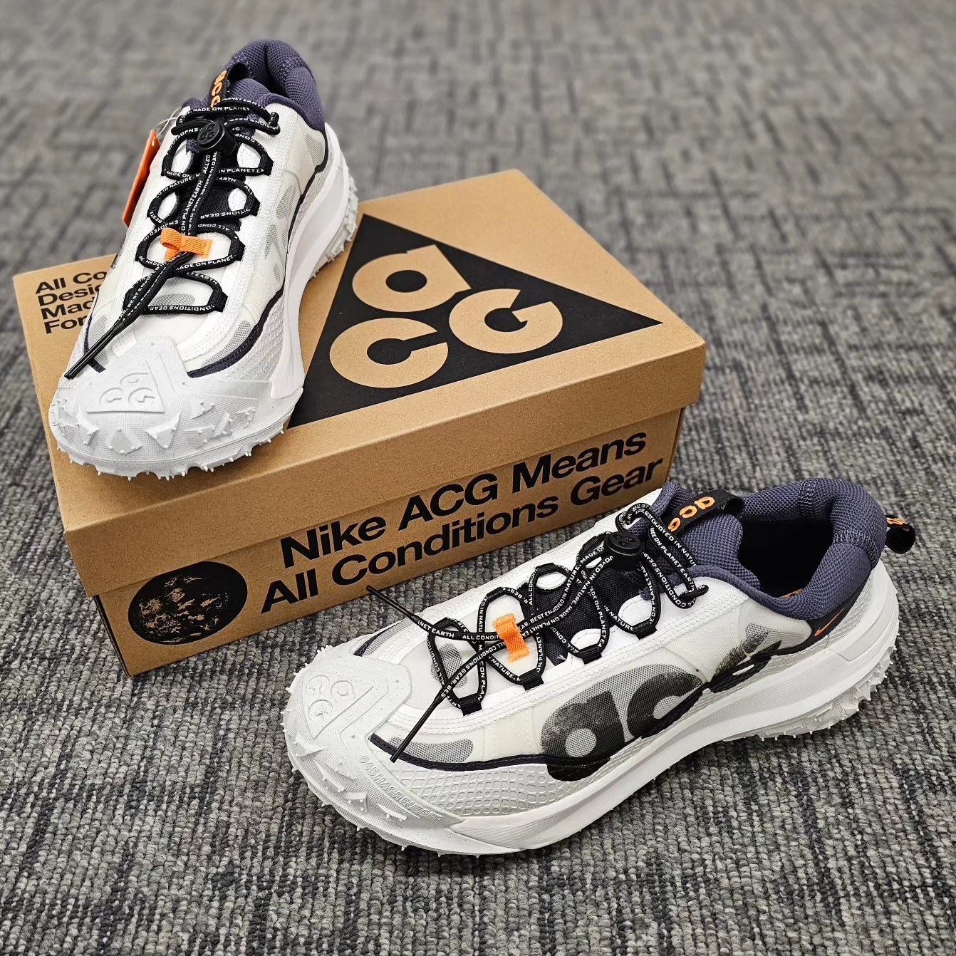 Nike ACG Mountain Fly 2 Low Summit White and Bright Mandarin 착용 스타일 - 6