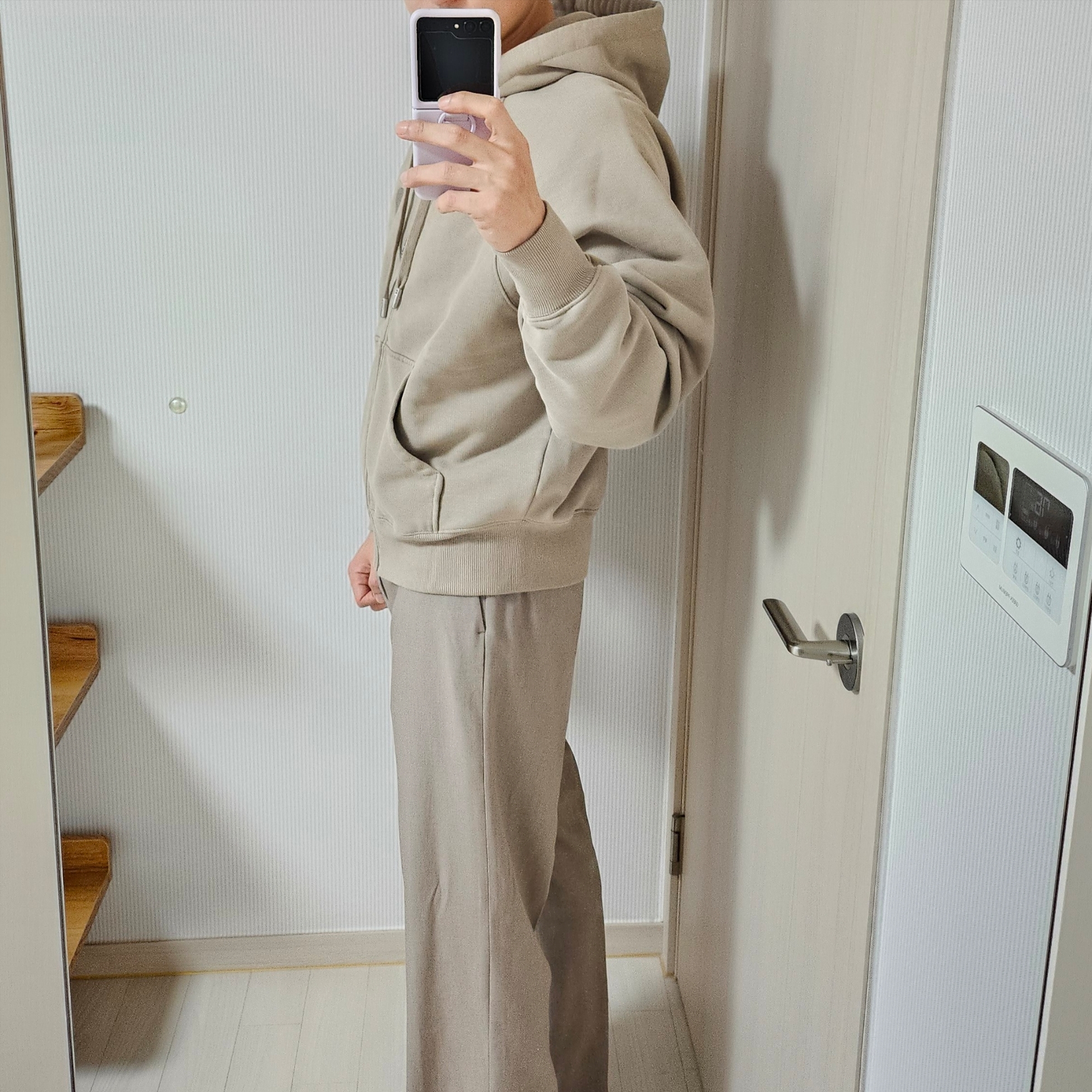 AMI de Coeur Tone-On-Tone Zipped Hoodie Beige Fonce 착용 스타일 - 3