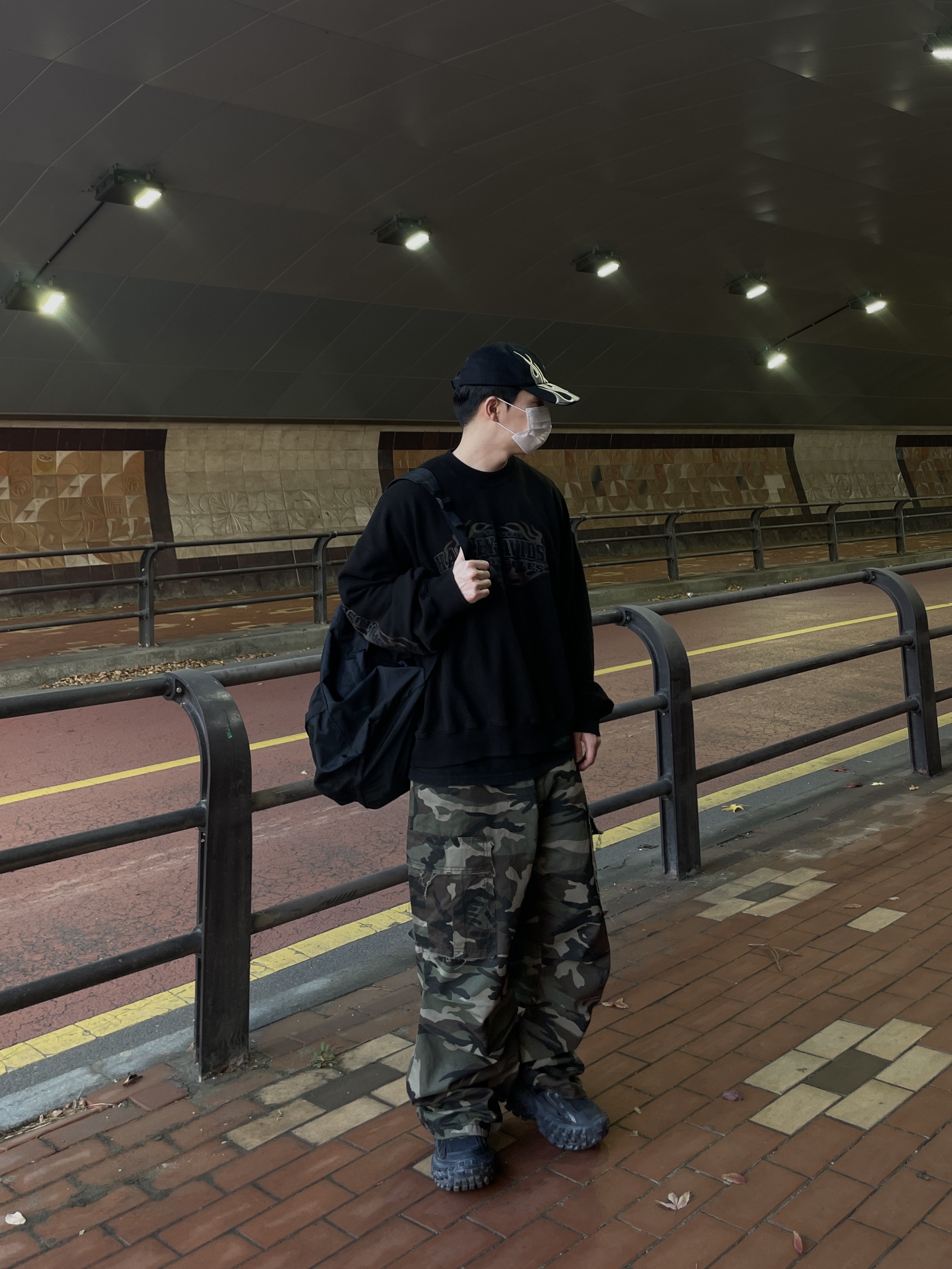 Balenciaga Defender Sneakers Black, Yeezy Gap Engineered By Balenciaga Flame Cap Black 착용 스타일 - 1