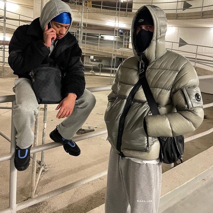 C.P. Company D.D Shell Hooded Quilted Down Jacket Olive Night - 23FW, Prada Tessuto Nylon Massenger Bag Black 착용 스타일 - 1