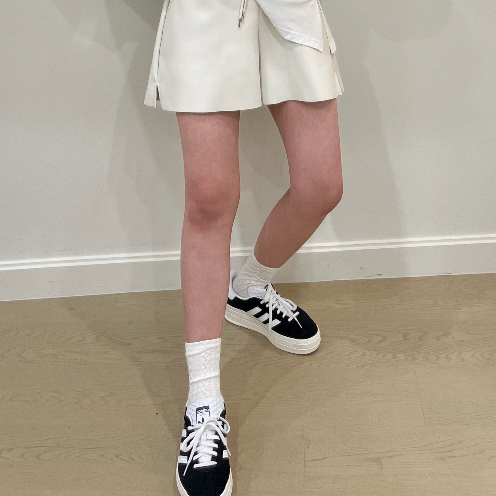 (W) Adidas Gazelle Bold Core Black Cloud White 착용 스타일 - 2
