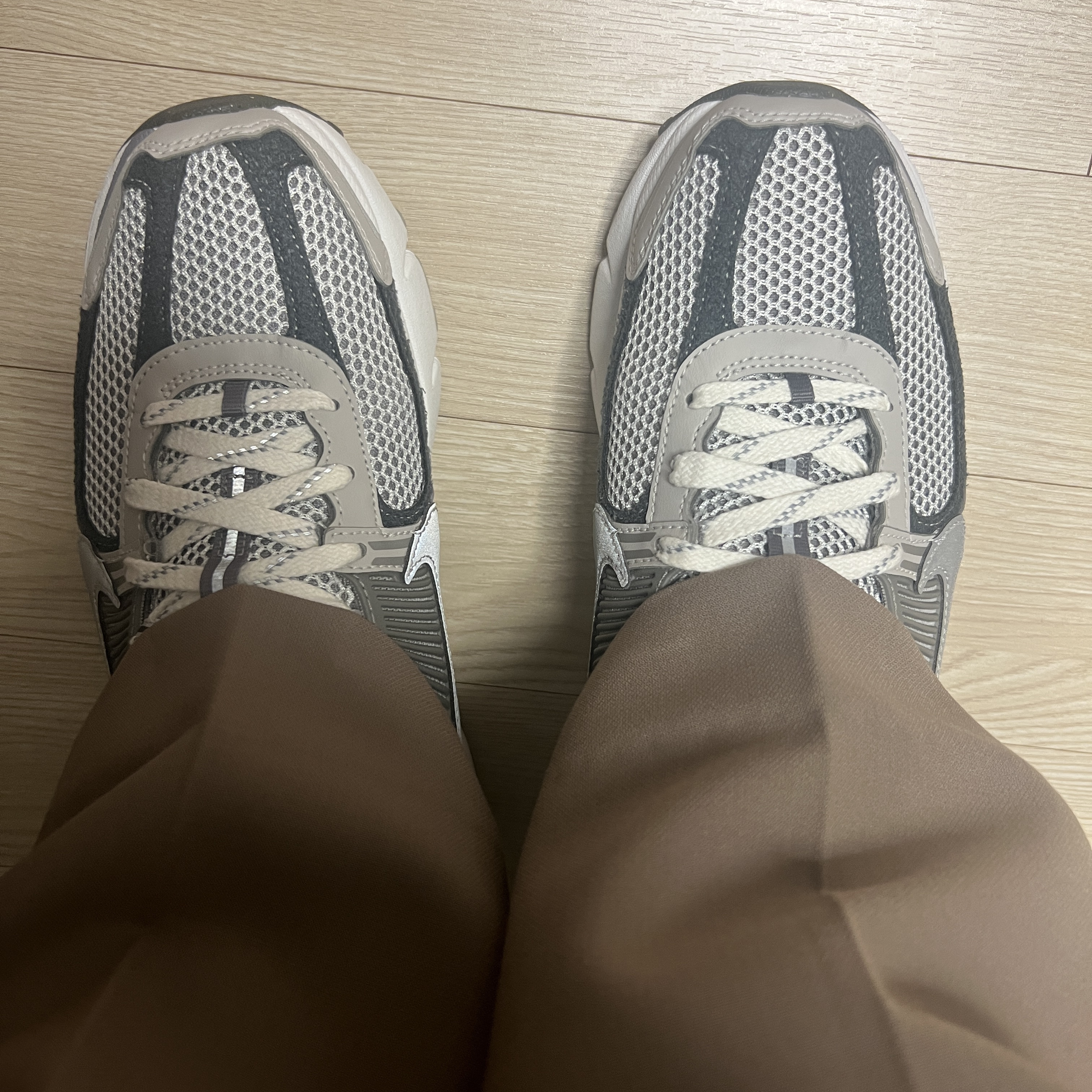 Nike Zoom Vomero 5 PRM Light Iron Ore and Flat Fewter 착용 스타일 - 1
