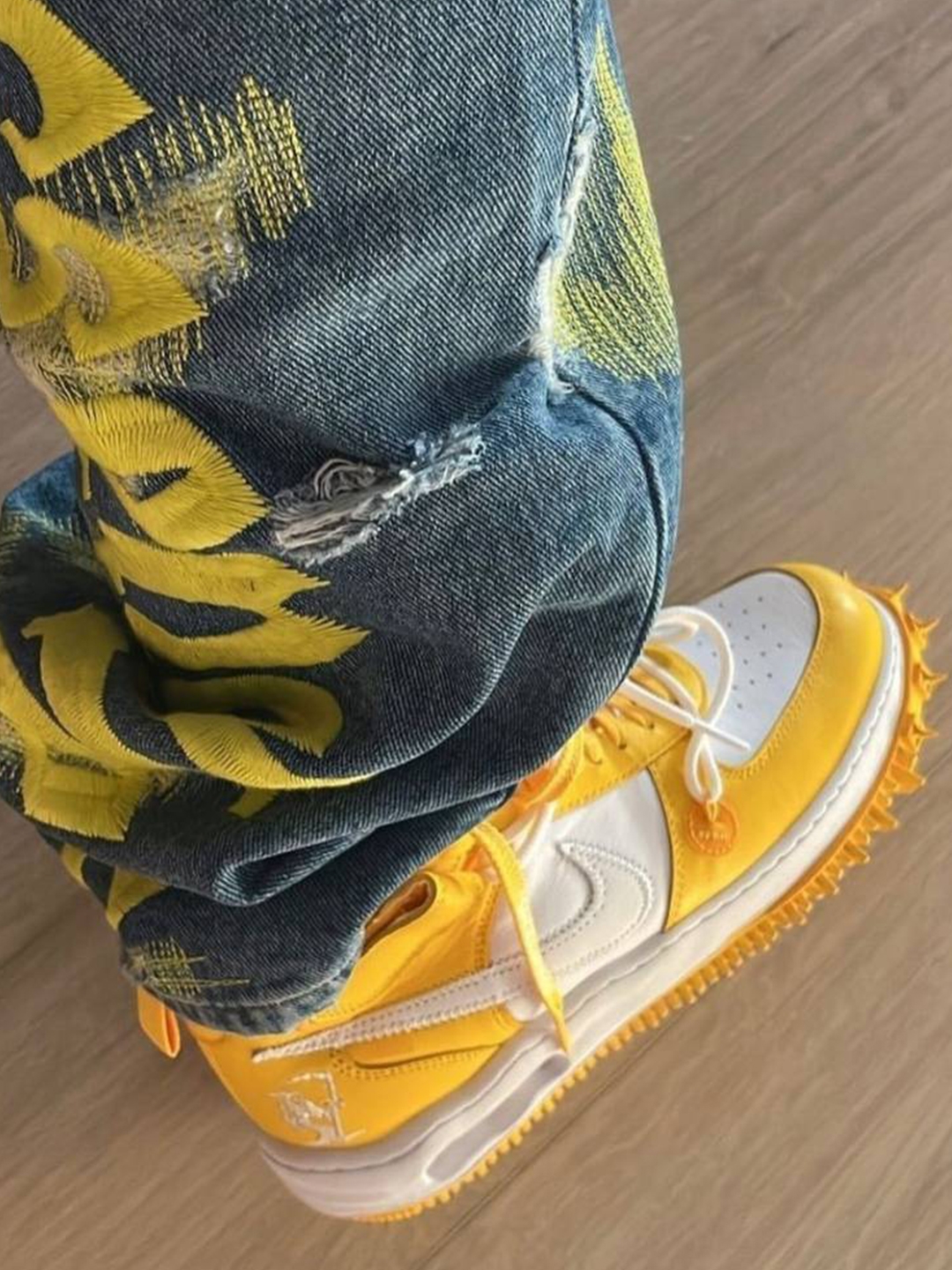 Nike x Off-White Air Force 1 Mid SP Leather Varsity Maize 착용 스타일 - 7
