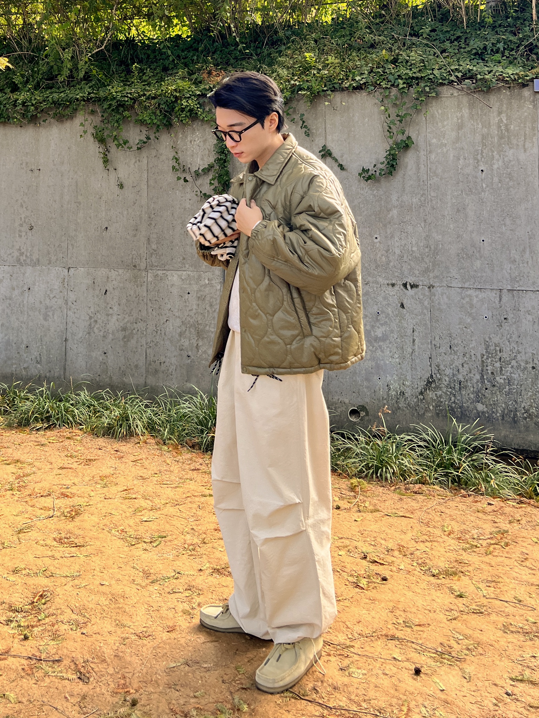 Clarks Wallabee Maple Suede 착용 스타일 - 2