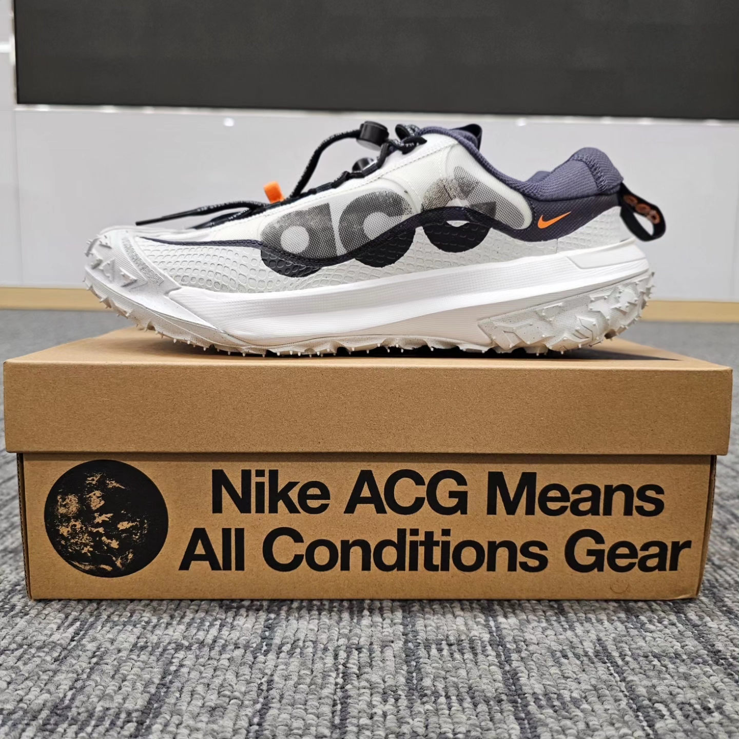 Nike ACG Mountain Fly 2 Low Summit White and Bright Mandarin 착용 스타일 - 5