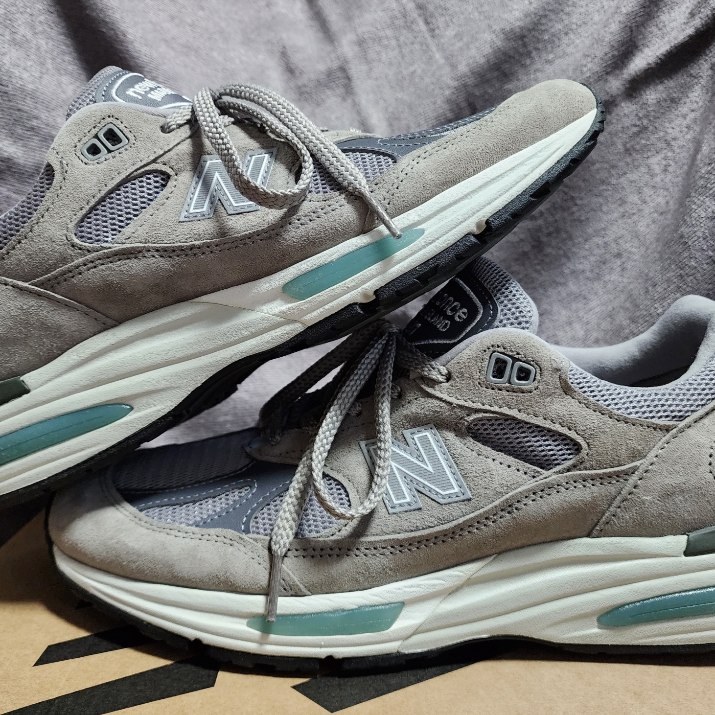 New Balance 991v2 Made in UK Rock Ridge Alloy Silver, New Balance x JJJJound 991 Made in UK Grey 착용 스타일 - 1