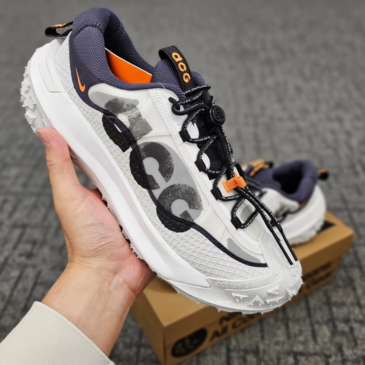Nike ACG Mountain Fly 2 Low Summit White and Bright Mandarin 착용 스타일 - 2