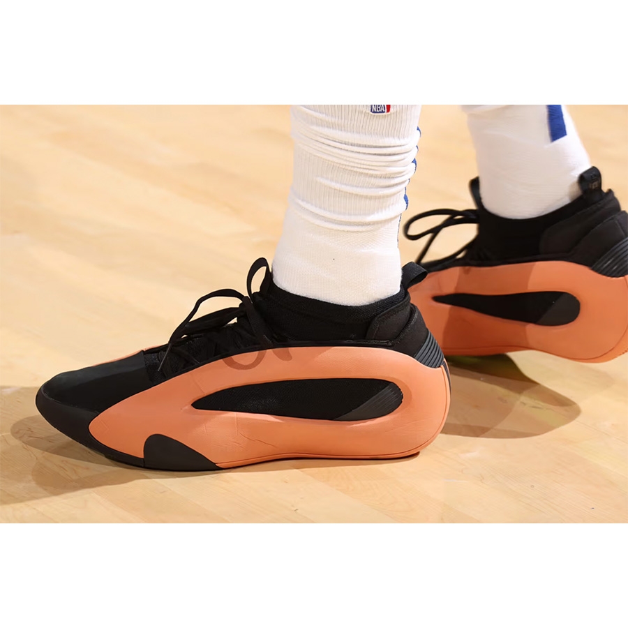 Adidas Harden Vol. 7 Cream White Carbon, Adidas Harden Vol. 7 Impact Orange Cloud White 착용 스타일 - 2