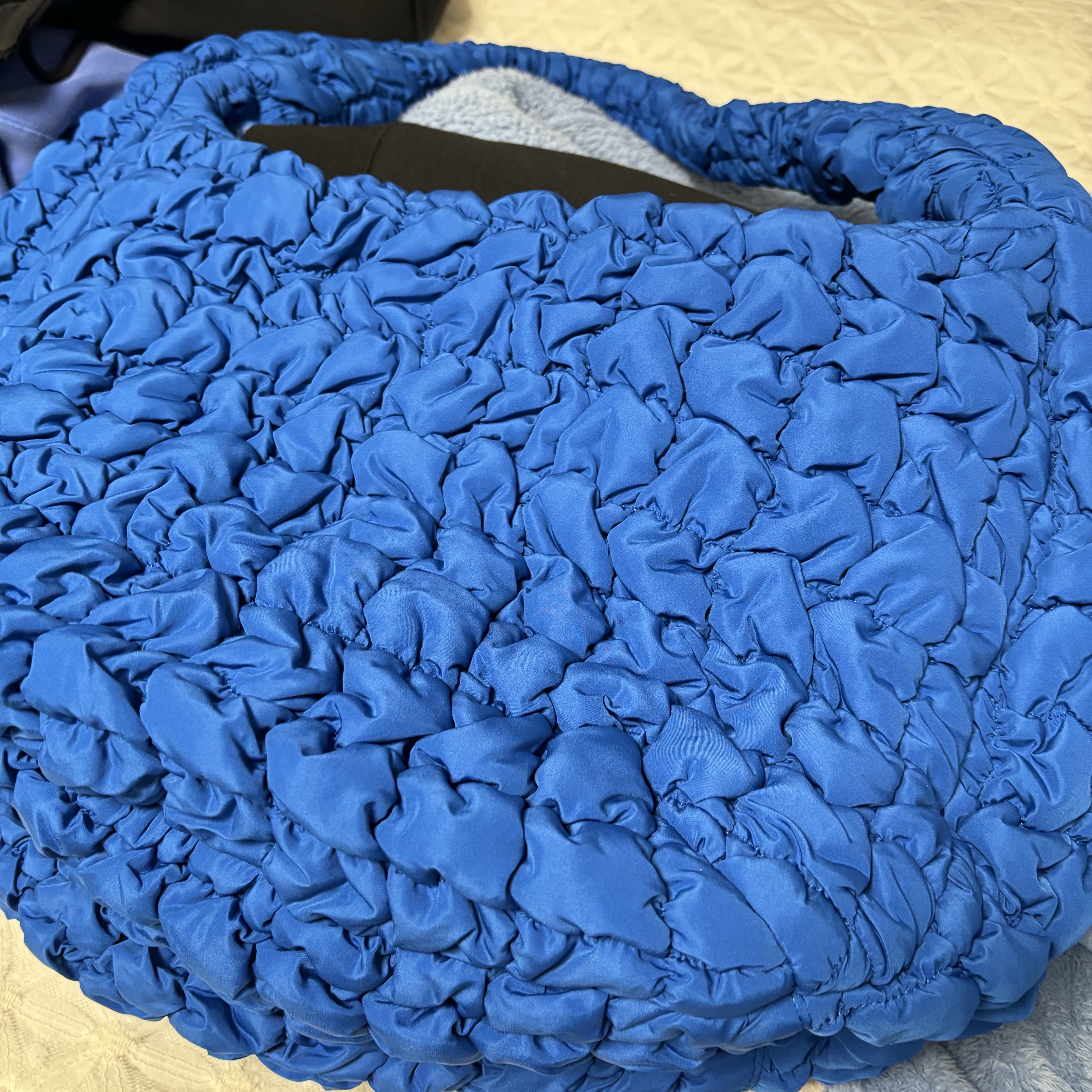 COS Quilted Oversized Shoulder Bag Blue 착용 스타일