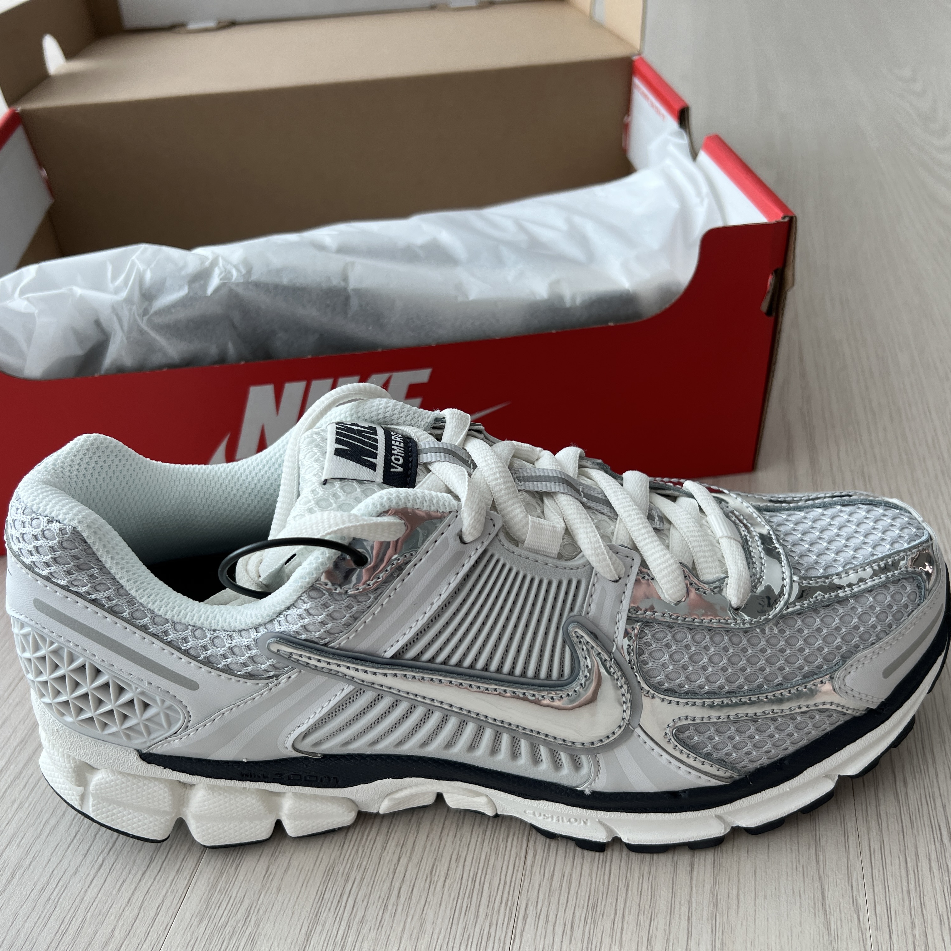 (W) Nike Zoom Vomero 5 Photon Dust and Metallic Silver 착용 스타일