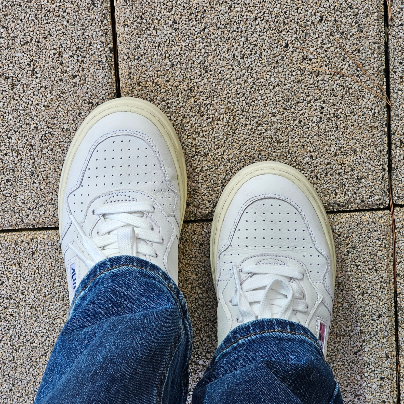 (W) Autry Medalist Low Goatskin Sneakers White 착용 스타일