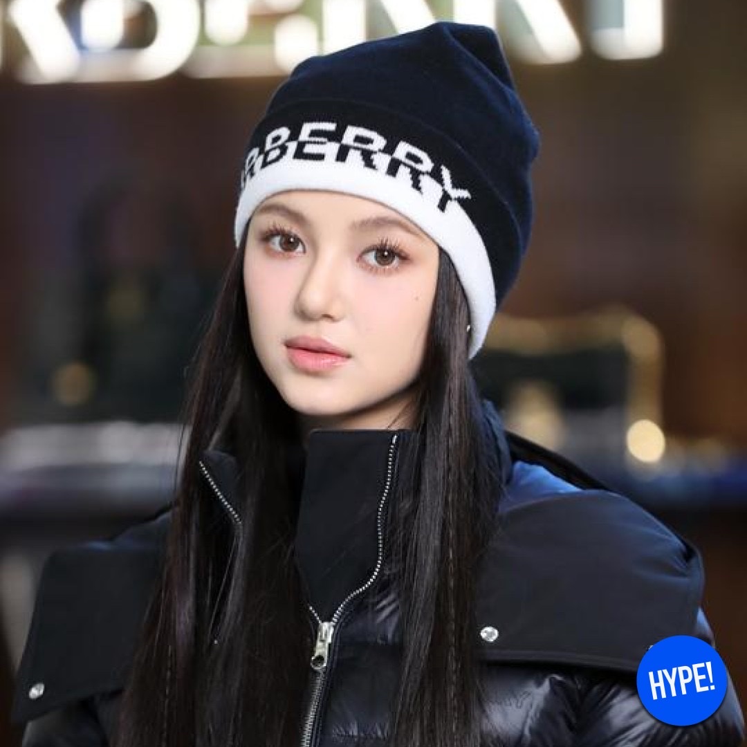 Burberry Logo Intarsia Cashmere Beanie Black White, (W) Burberry Contrast Hood Nylon Mid Length Puffer Coat Black 착용 스타일 - 2