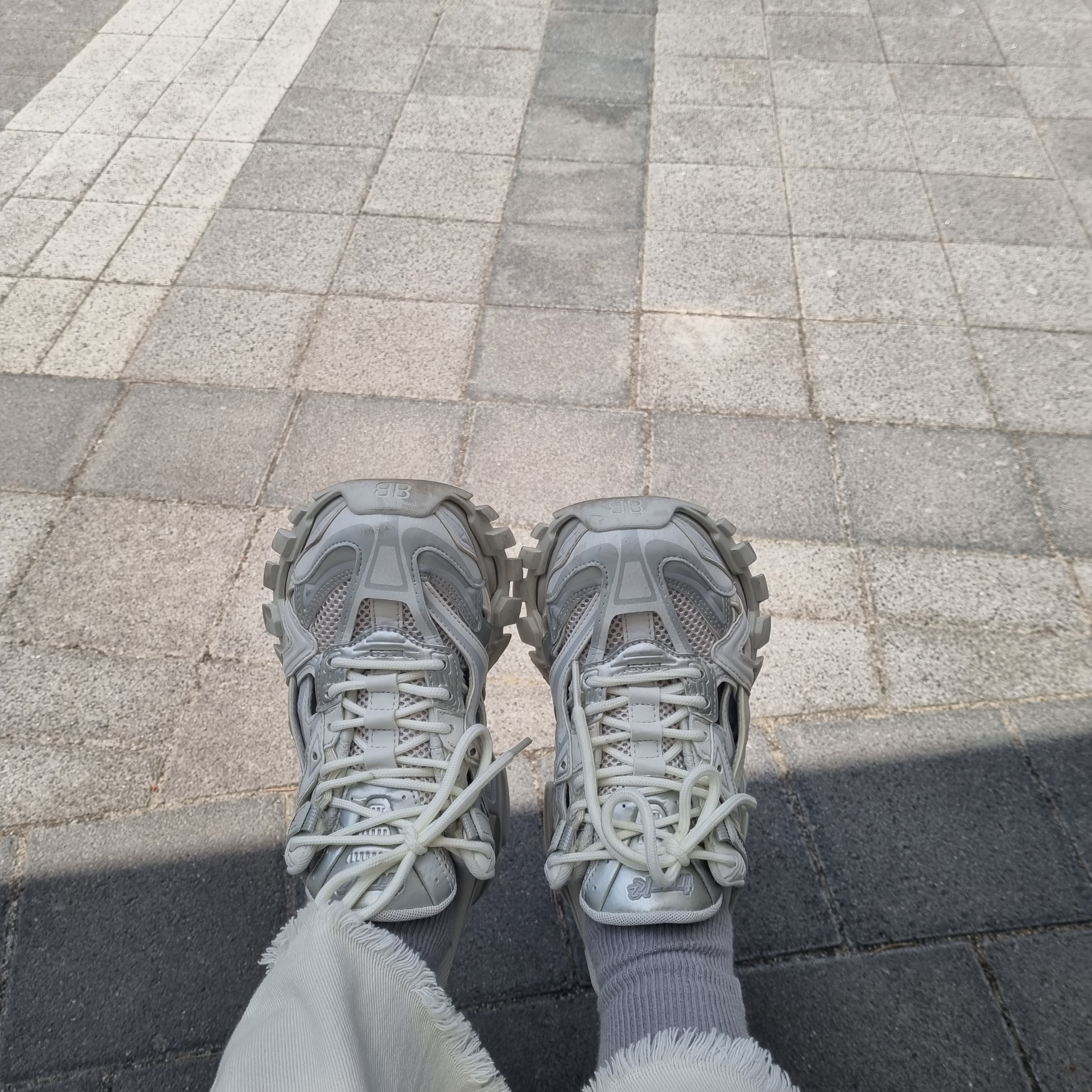Balenciaga Track.2 Sneakers White Grey 착용 스타일